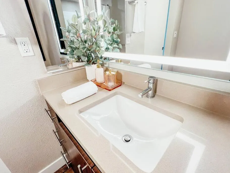 KING BED Modern 2 Bed 2 Bath Pool & Hot Tub