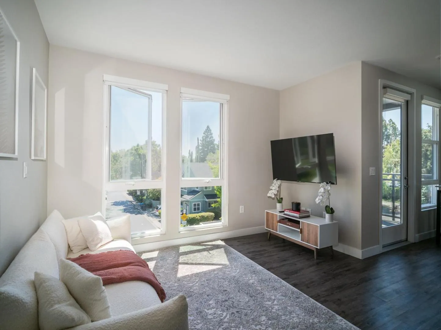 KING BED Modern 2 Bed 2 Bath Pool & Hot Tub