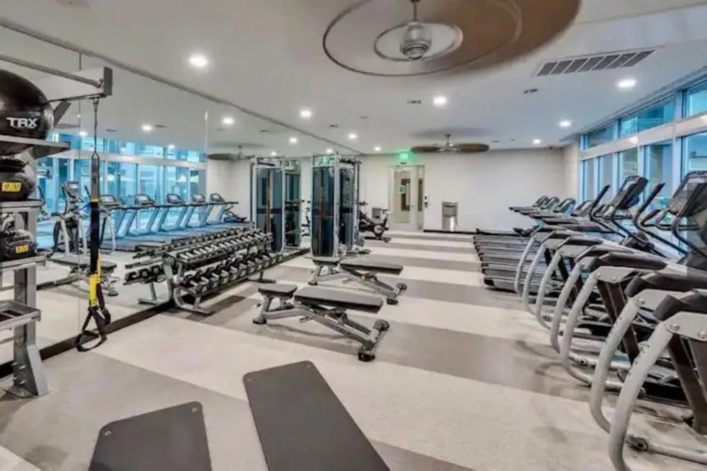 KING BED Modern 2 Bed 2 Bath Pool & Hot Tub