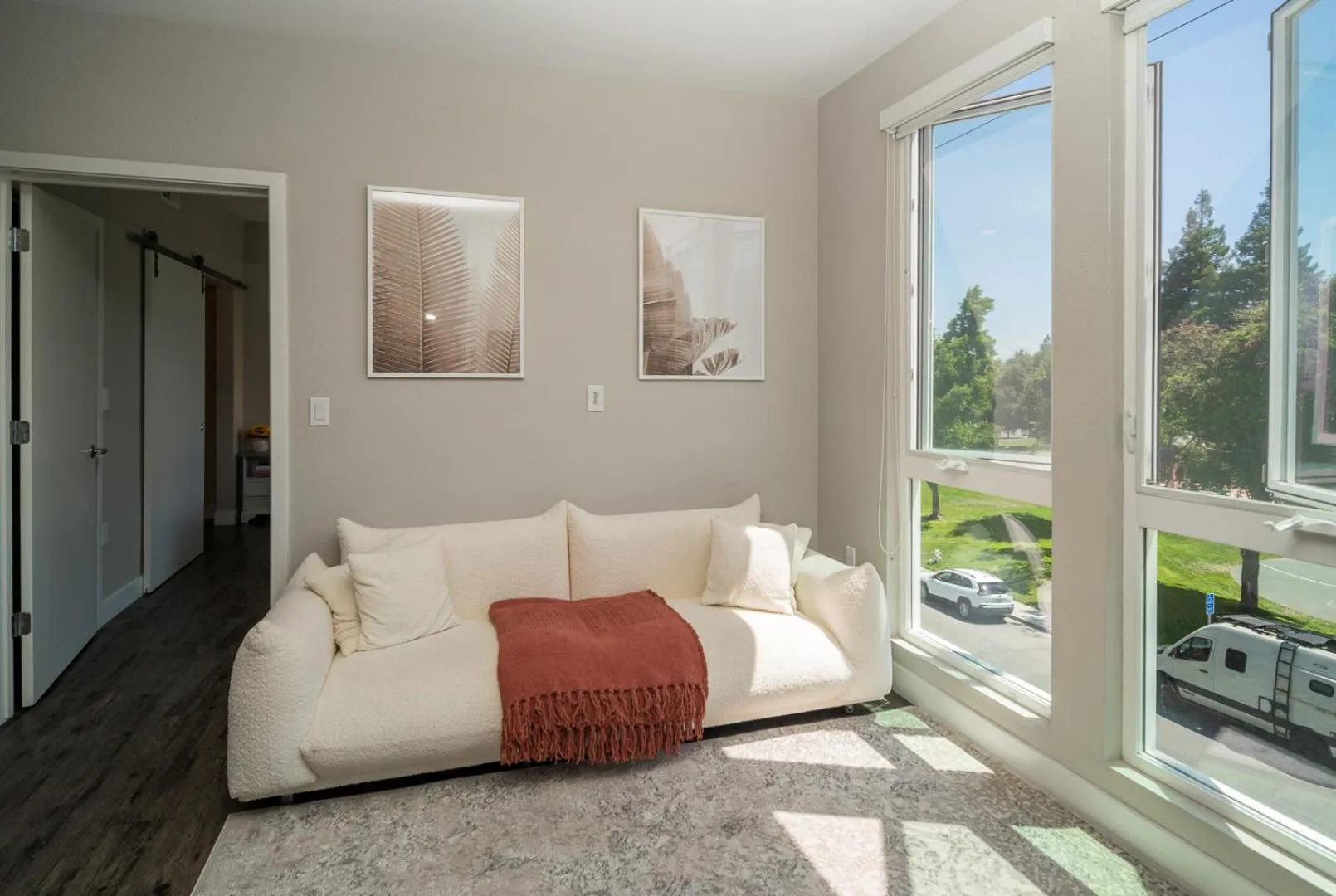 KING BED Modern 2 Bed 2 Bath Pool & Hot Tub