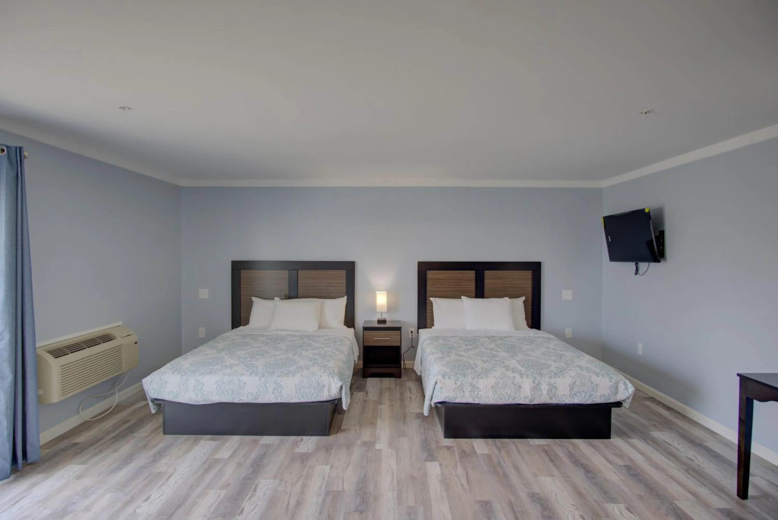 Dhimas Bayview Suites