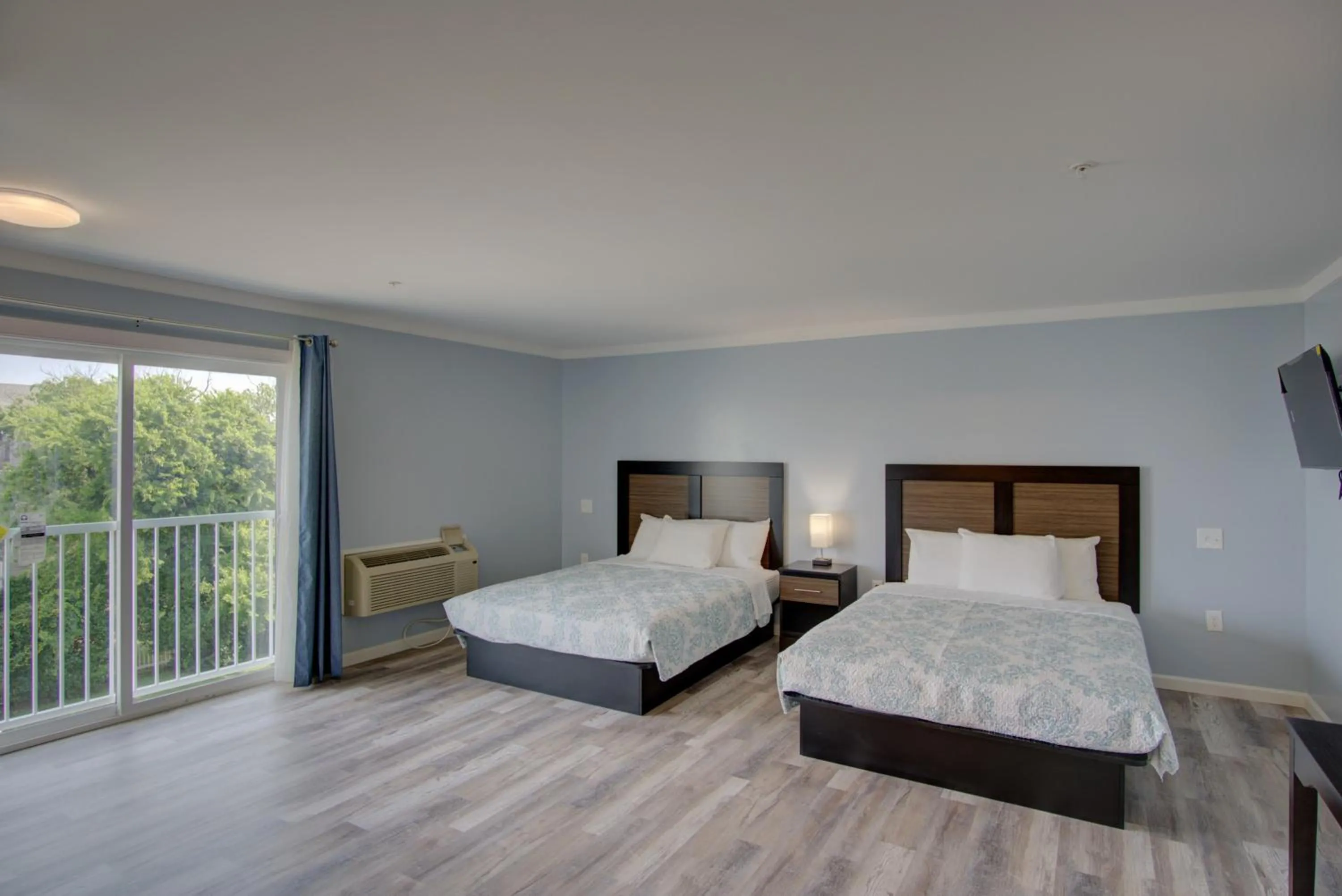 Dhimas Bayview Suites