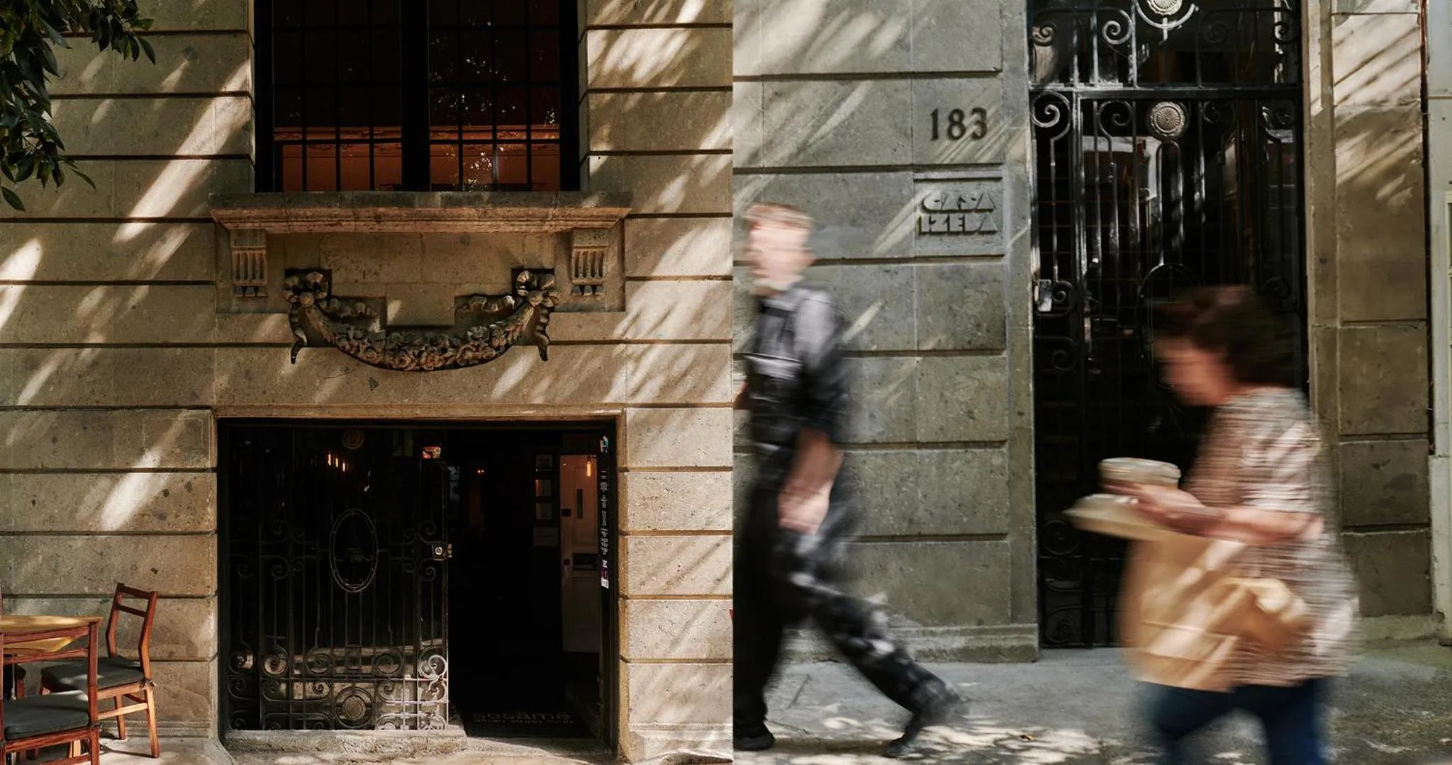 Property building in Casa Izeba