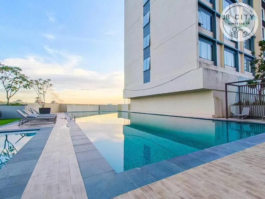 Pool view in Skudai Paradigm Mall by RR JBcity