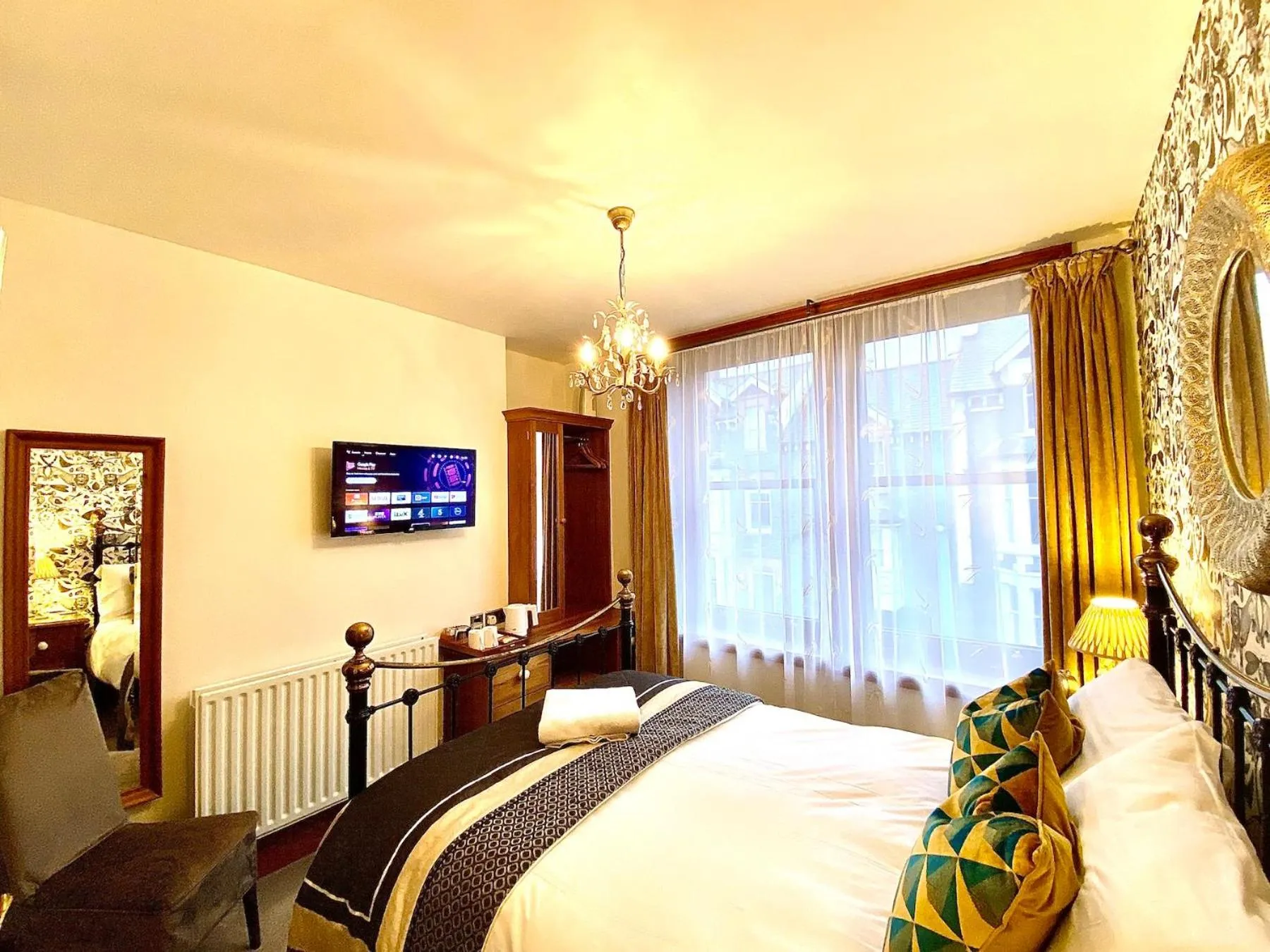 Communal lounge/ TV room, Bed in Elm Tree Lodge