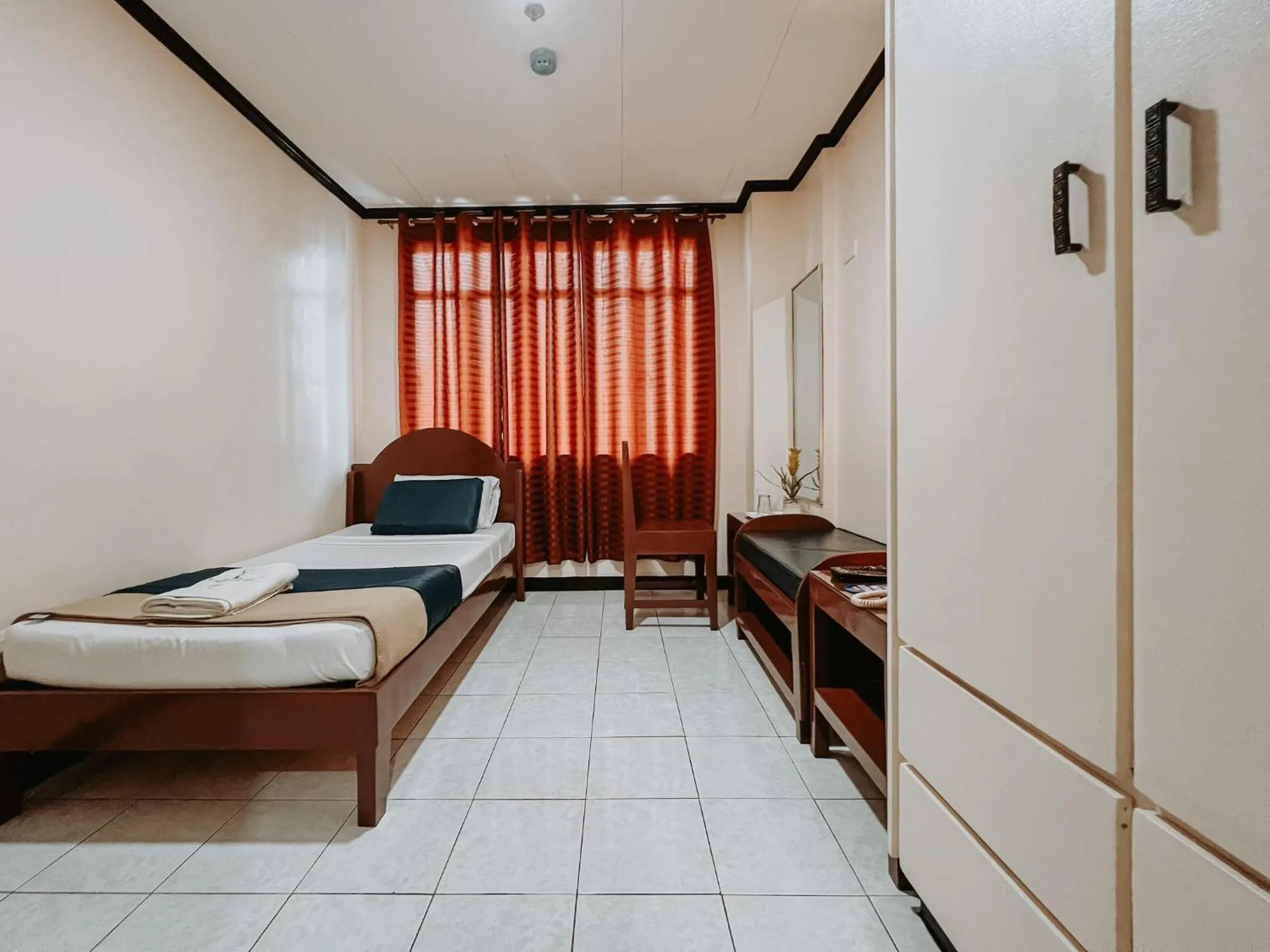 Photo of the whole room, Bed in Fuente Hotel de Cebu