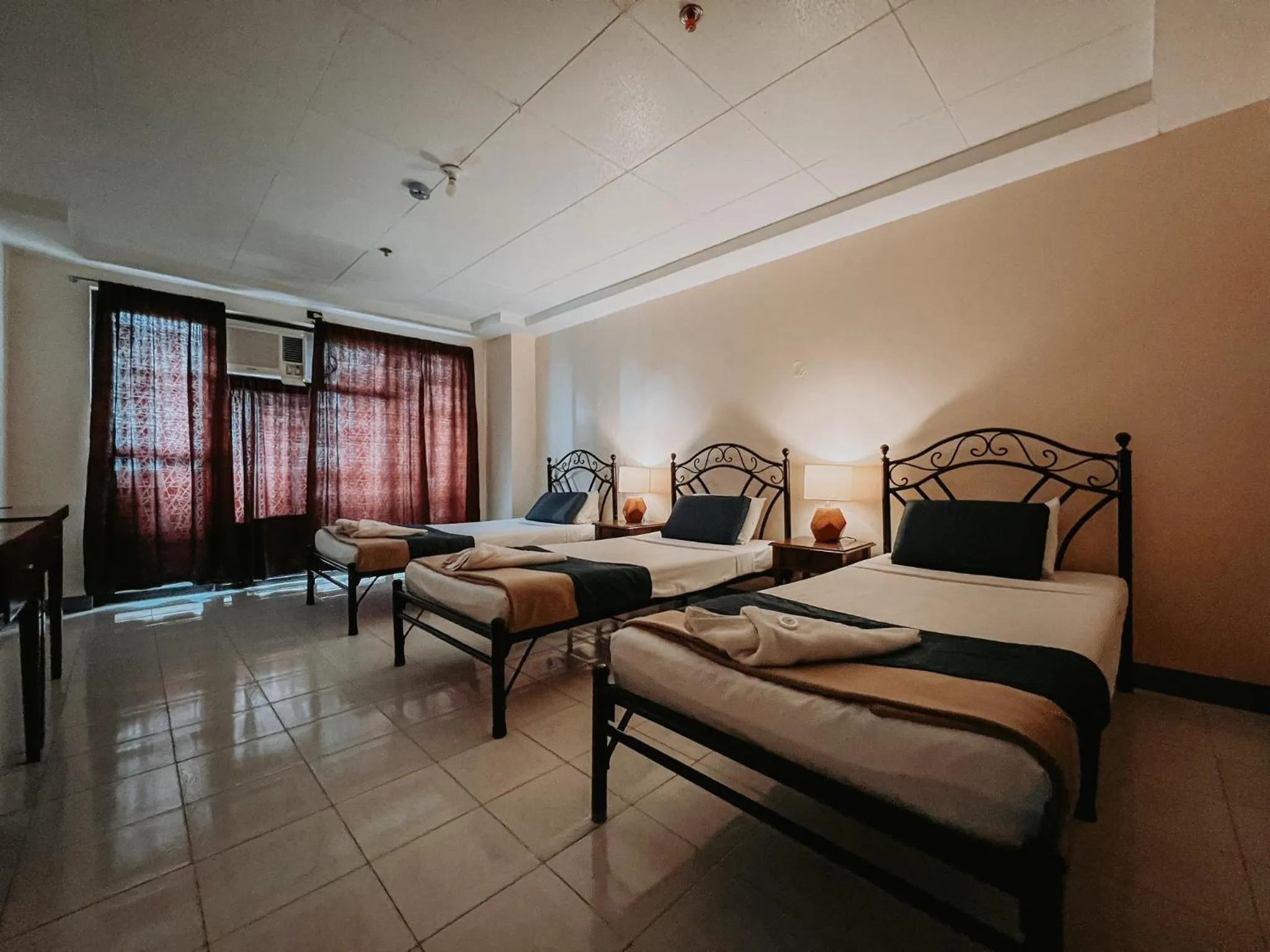 Photo of the whole room, Bed in Fuente Hotel de Cebu