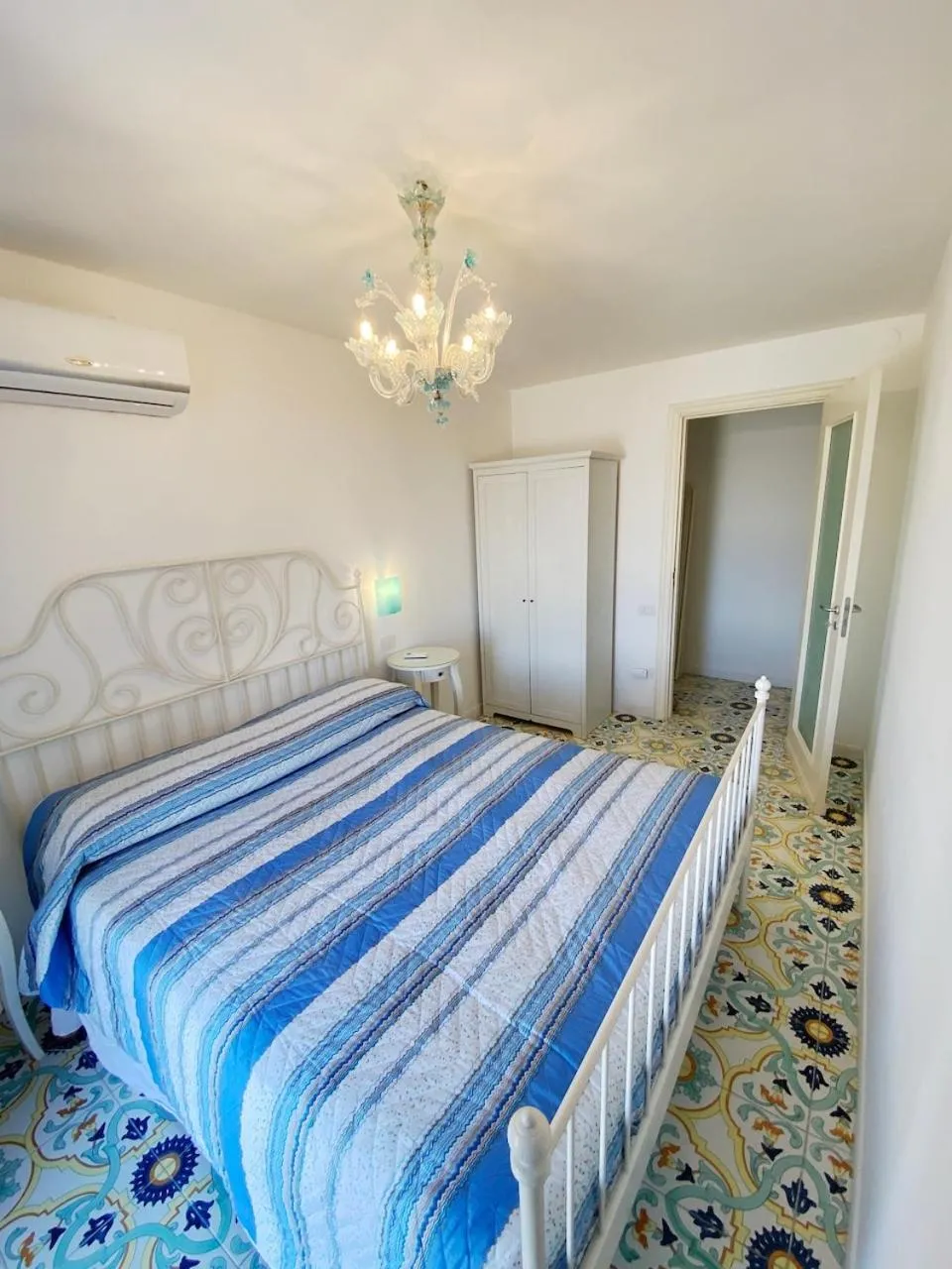 Photo of the whole room, Bed in Villa Amalu Capri Piscina e Giardino