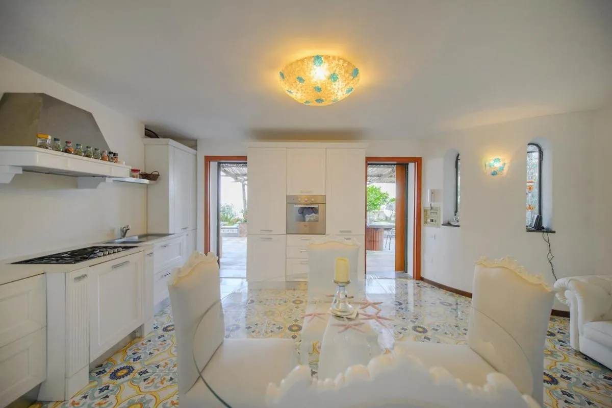 Kitchen or kitchenette in Villa Amalu Capri Piscina e Giardino