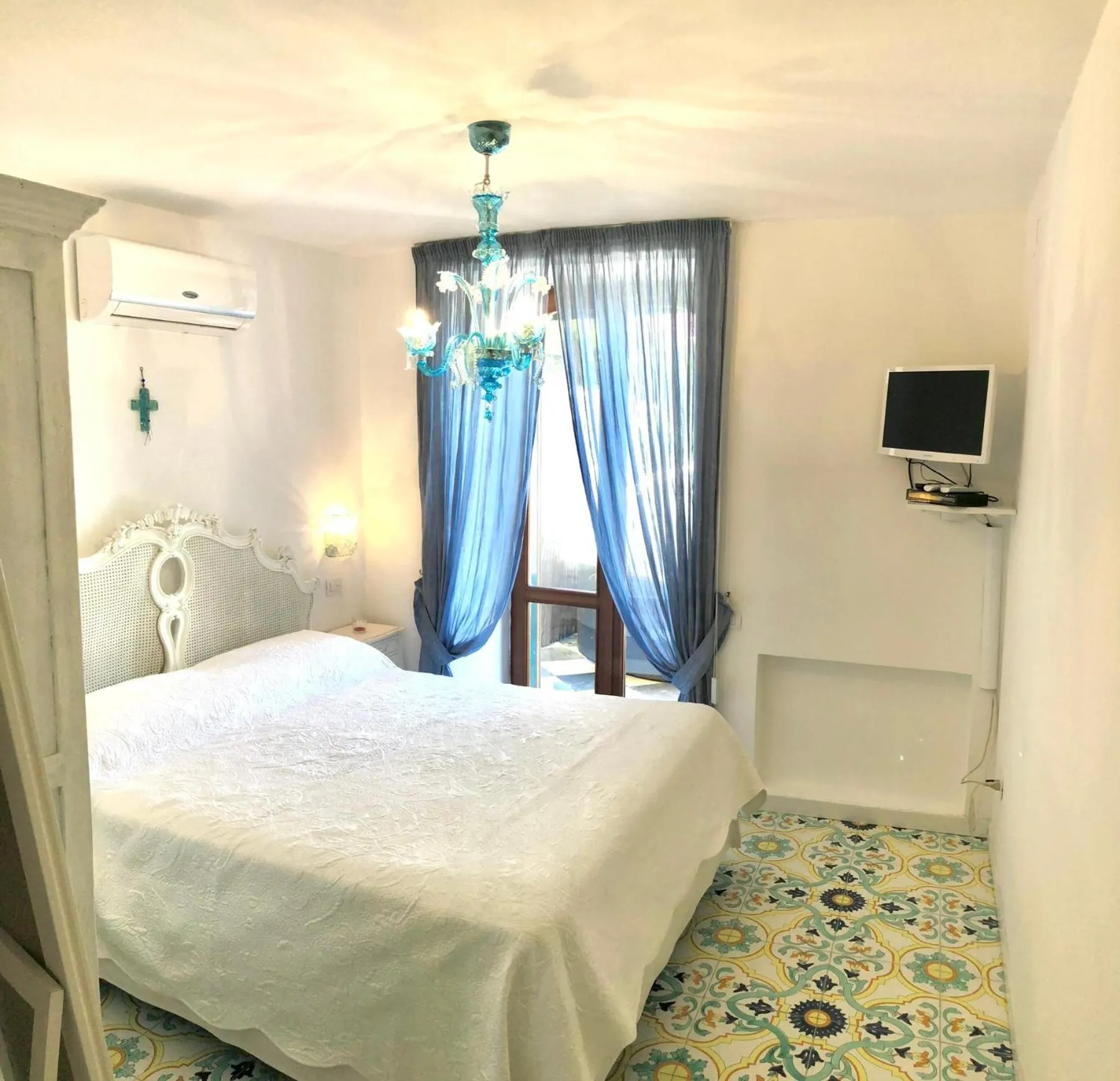 Photo of the whole room, Bed in Villa Amalu Capri Piscina e Giardino