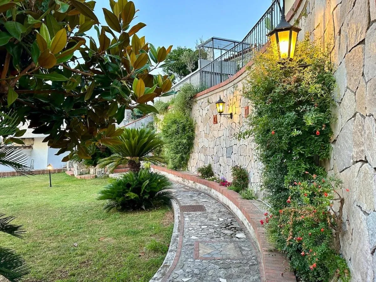 Garden view in Villa Amalu Capri Piscina e Giardino