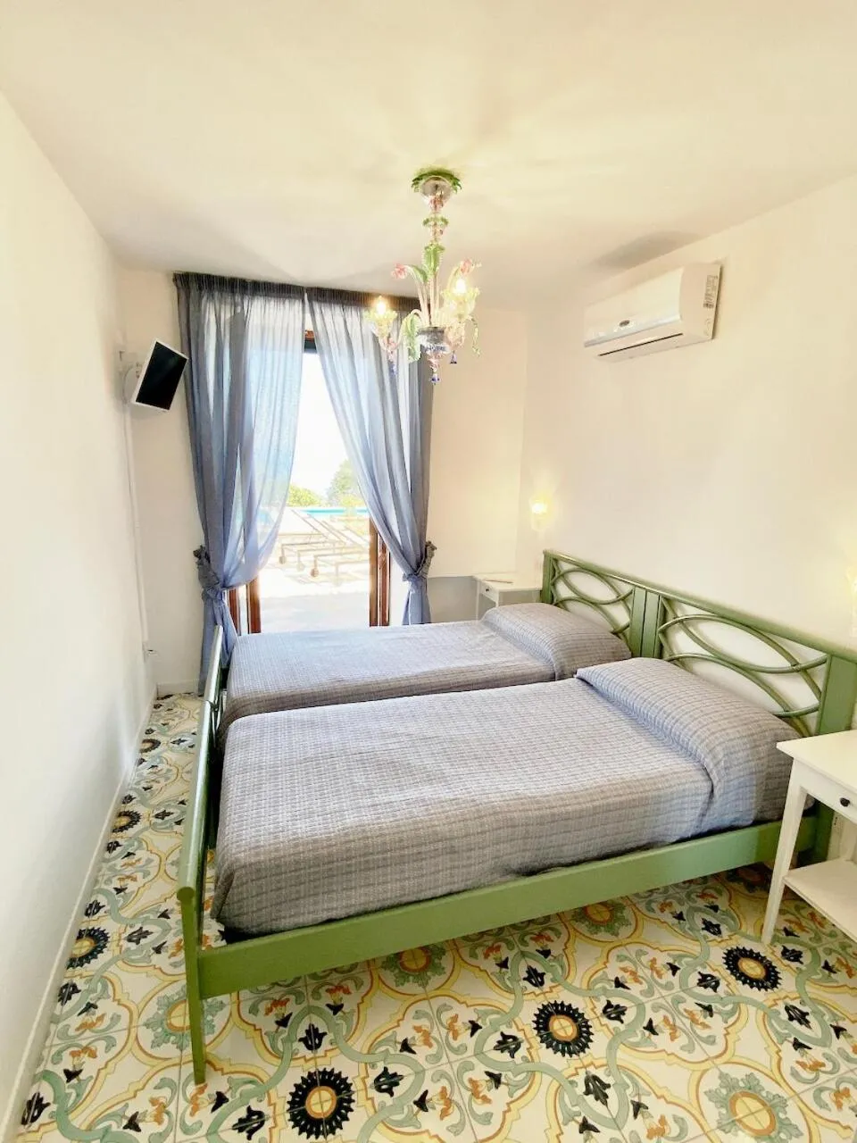Photo of the whole room, Bed in Villa Amalu Capri Piscina e Giardino