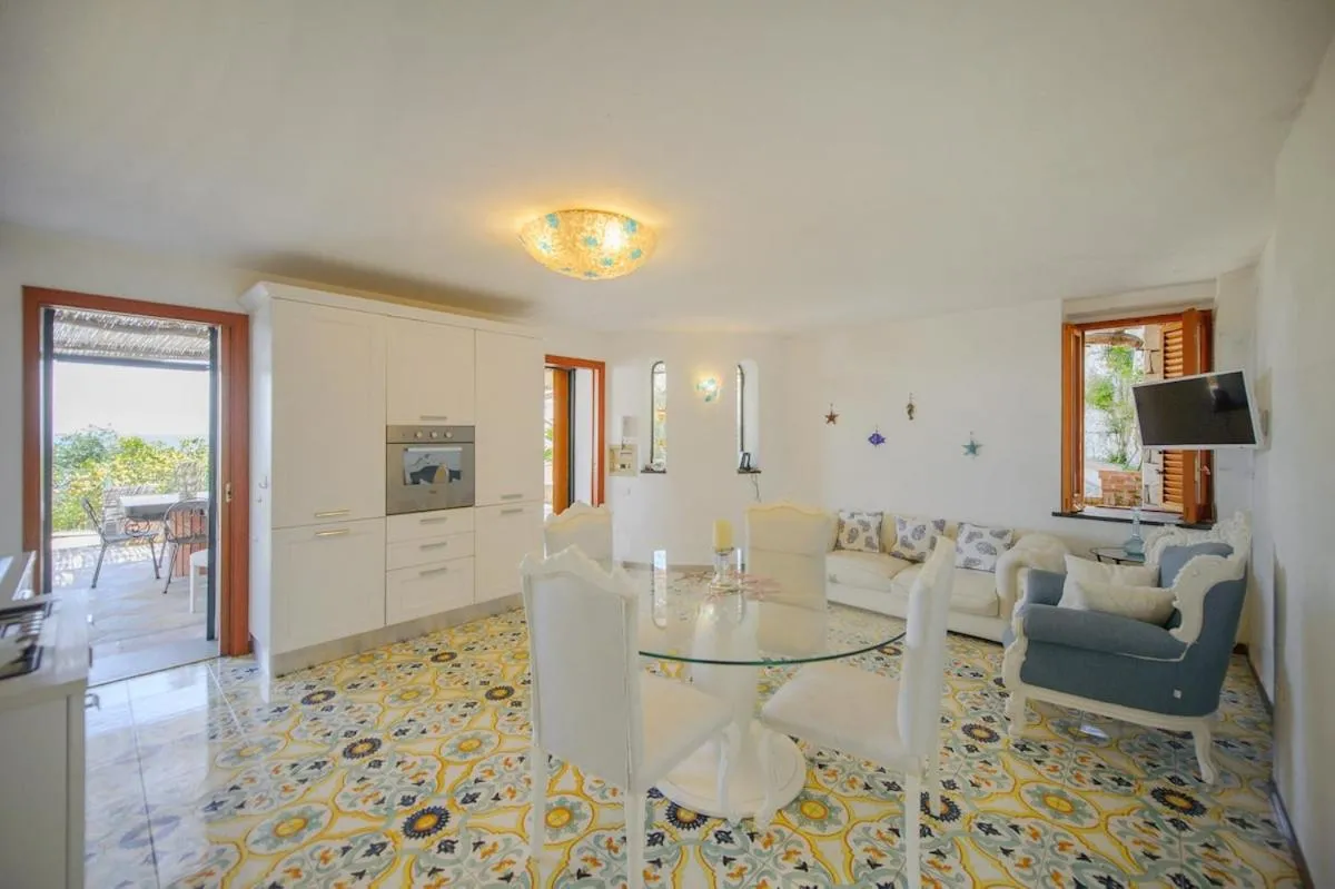 Kitchen or kitchenette in Villa Amalu Capri Piscina e Giardino