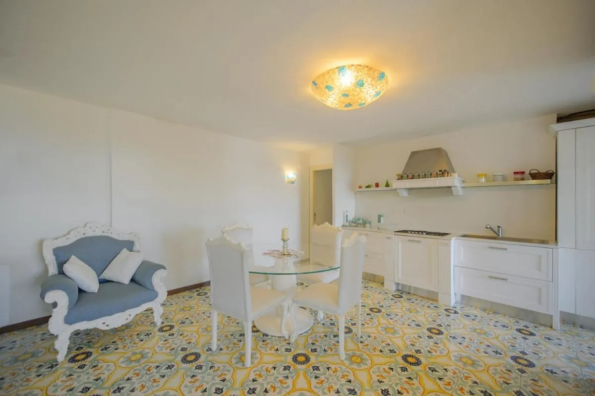 Kitchen or kitchenette in Villa Amalu Capri Piscina e Giardino