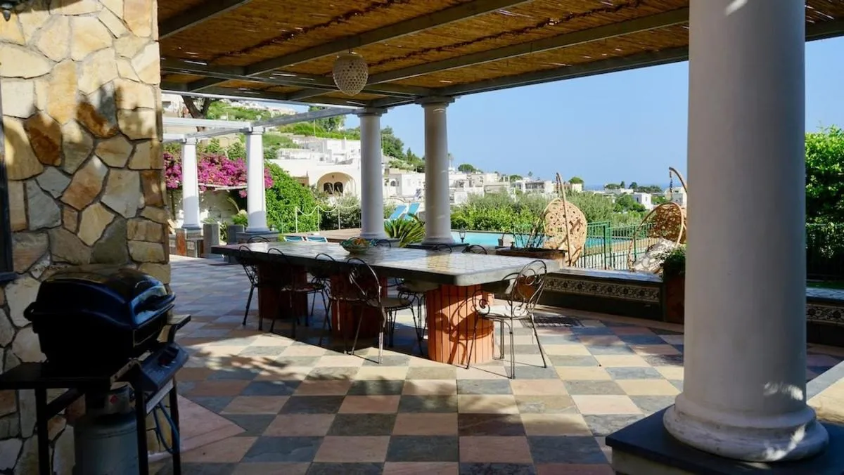 Patio in Villa Amalu Capri Piscina e Giardino