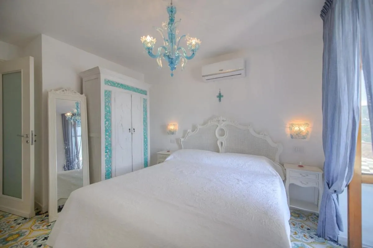 Photo of the whole room, Bed in Villa Amalu Capri Piscina e Giardino