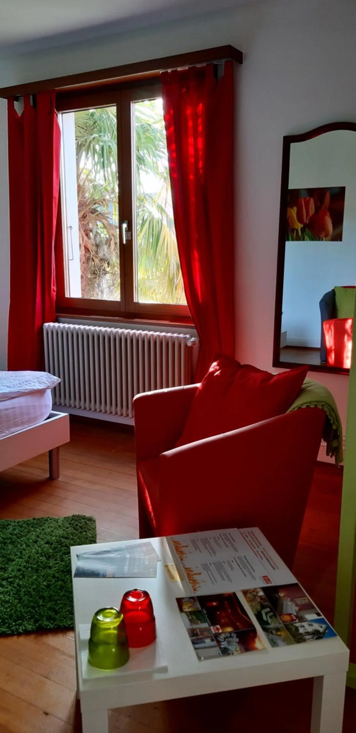 Seating area, Bed in B&B Kalimera Pratteln