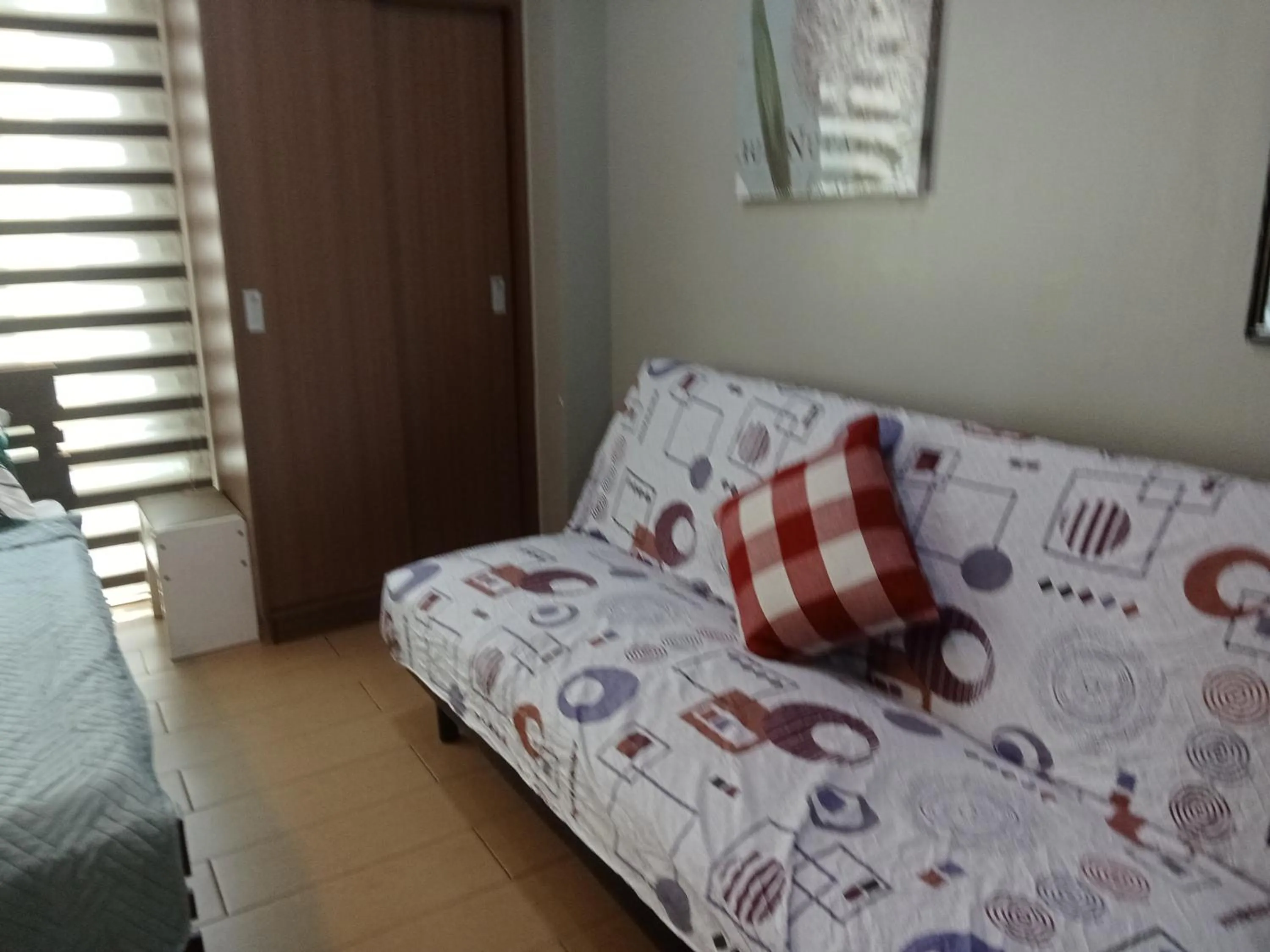 Bed in Henry's Newport Deluxe Condotel