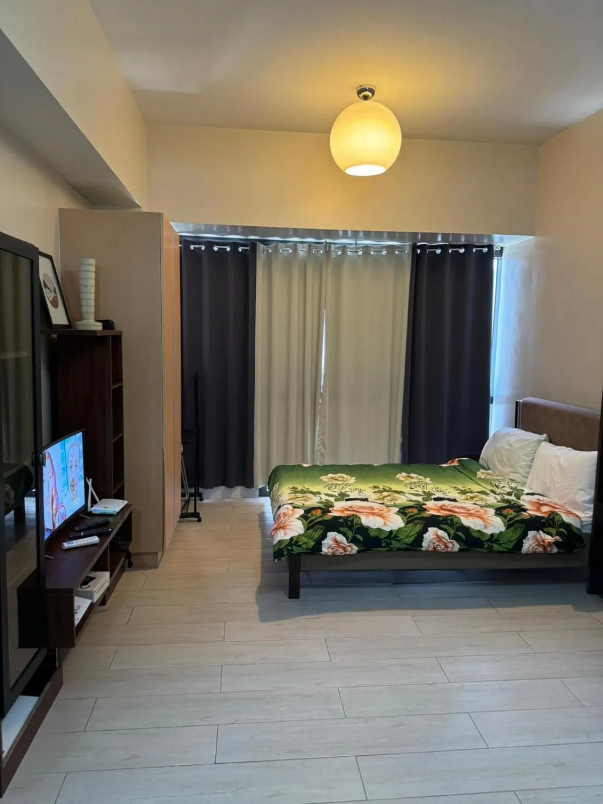 Bed in Henry's Newport Deluxe Condotel