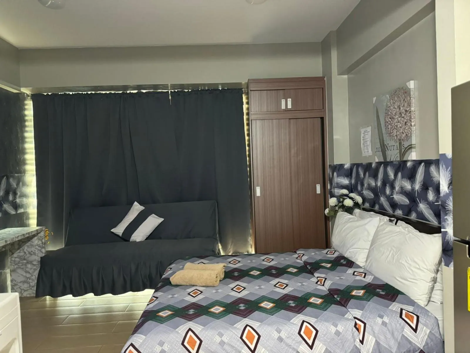 Bed in Henry's Newport Deluxe Condotel