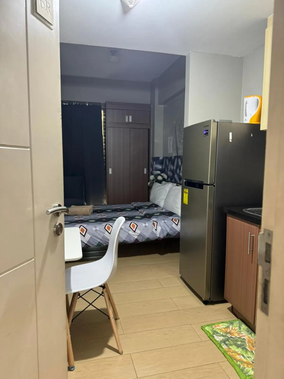 Bed in Henry's Newport Deluxe Condotel