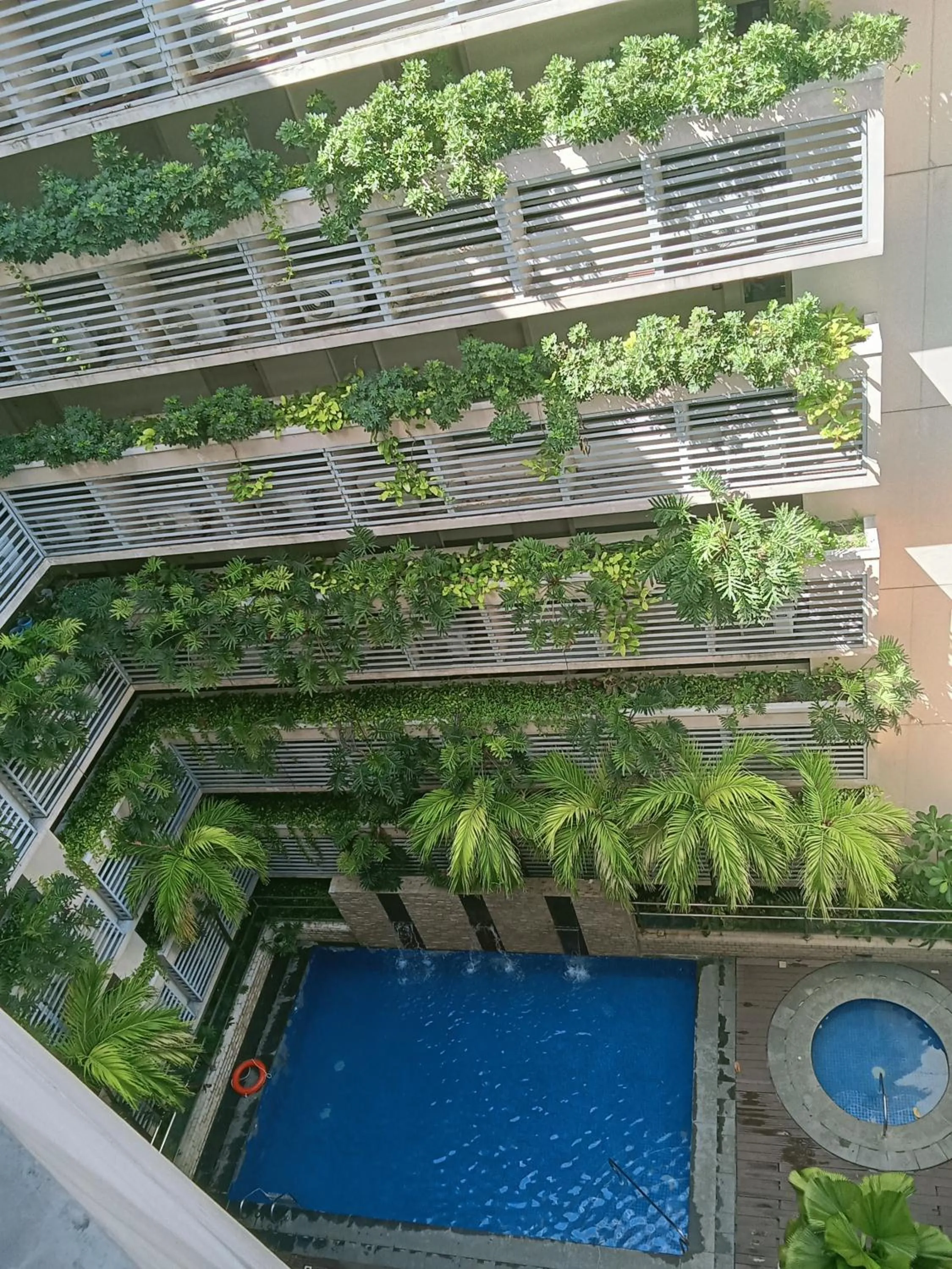 Property building in Henry's Newport Deluxe Condotel