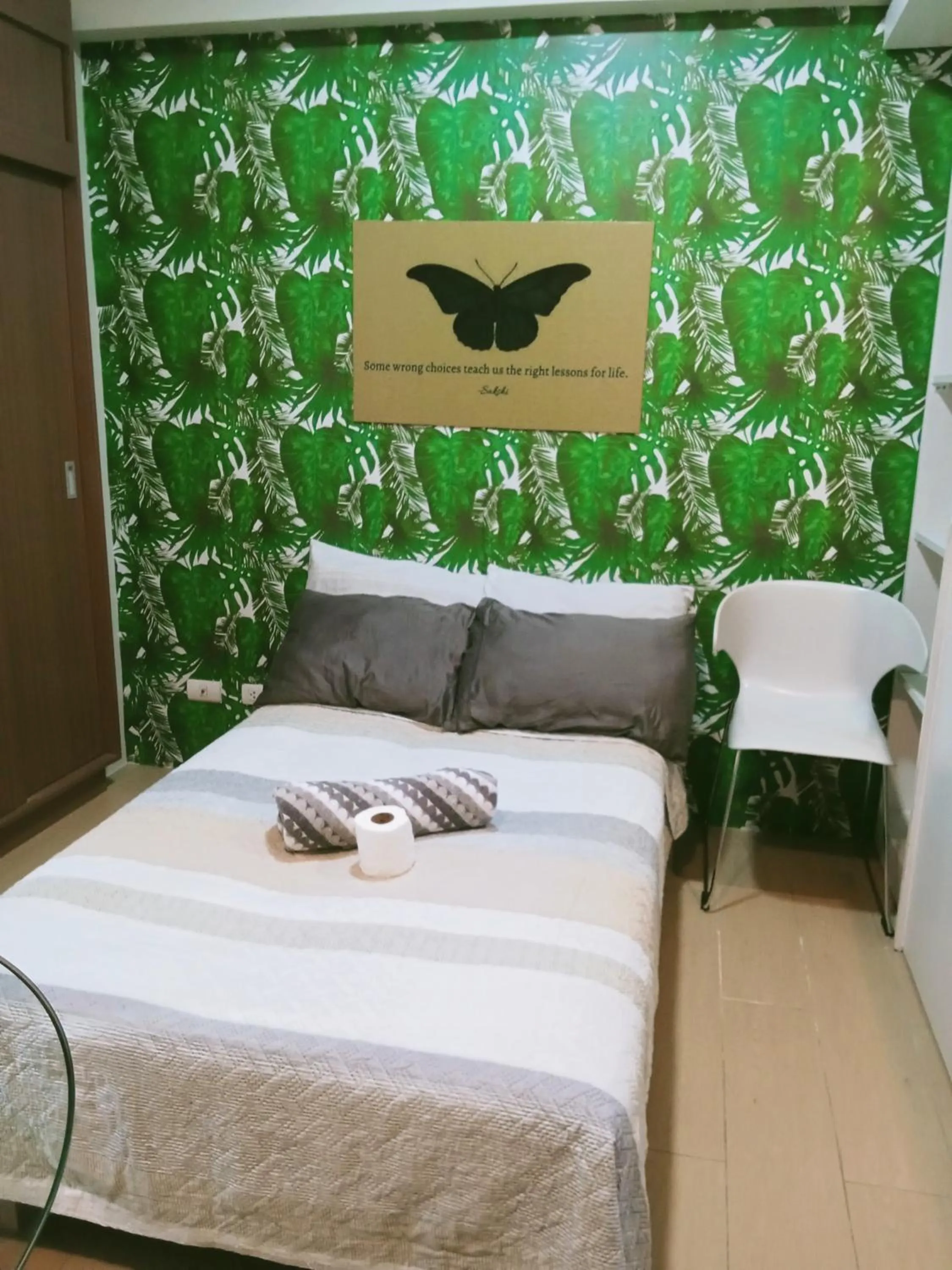 Bed in Henry's Newport Deluxe Condotel