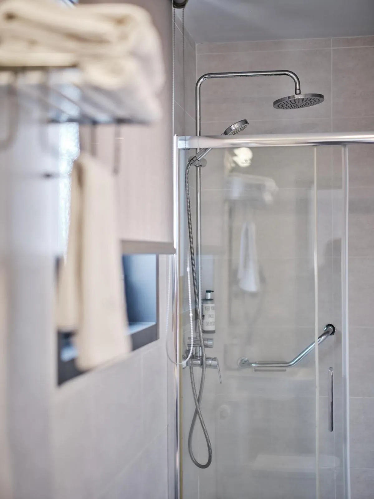 Shower in Hotel Lux Santiago