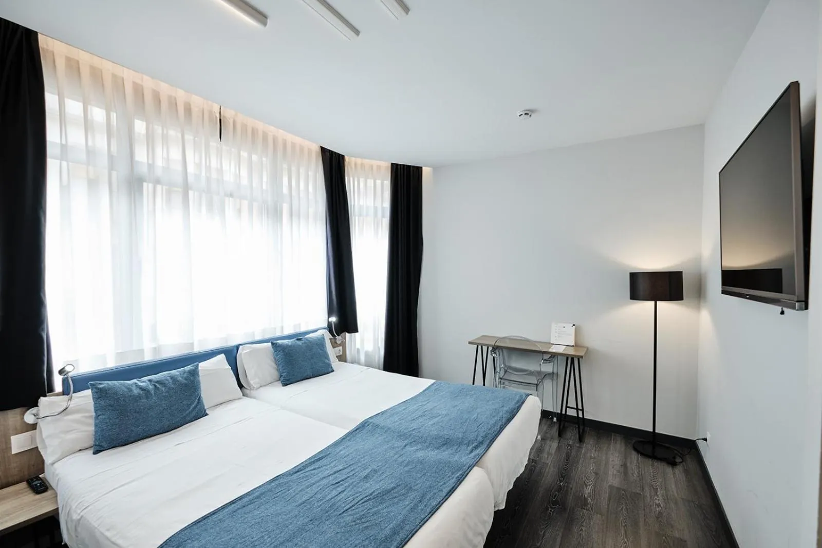 TV and multimedia, Bed in Hotel Lux Santiago