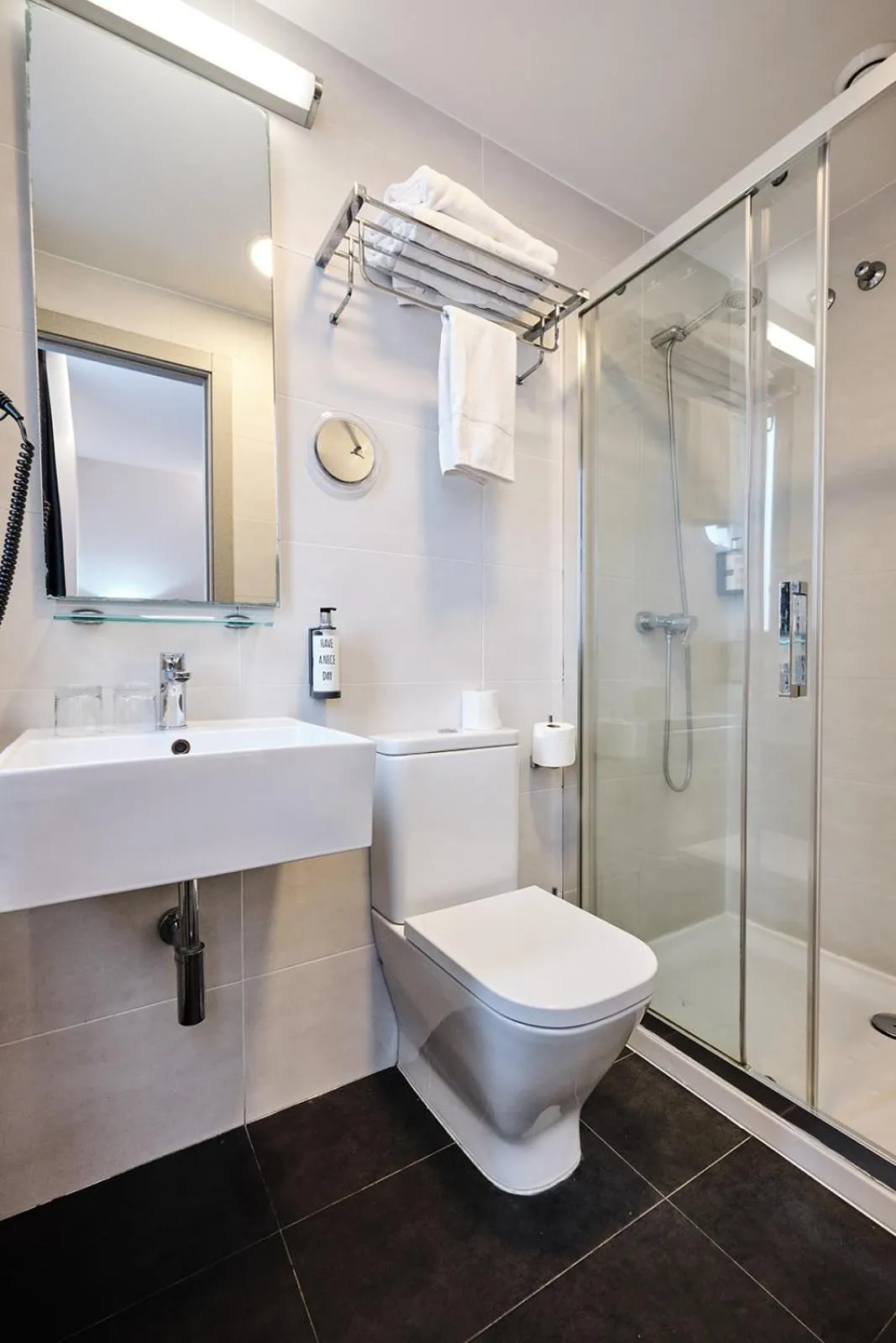 Shower in Hotel Lux Santiago