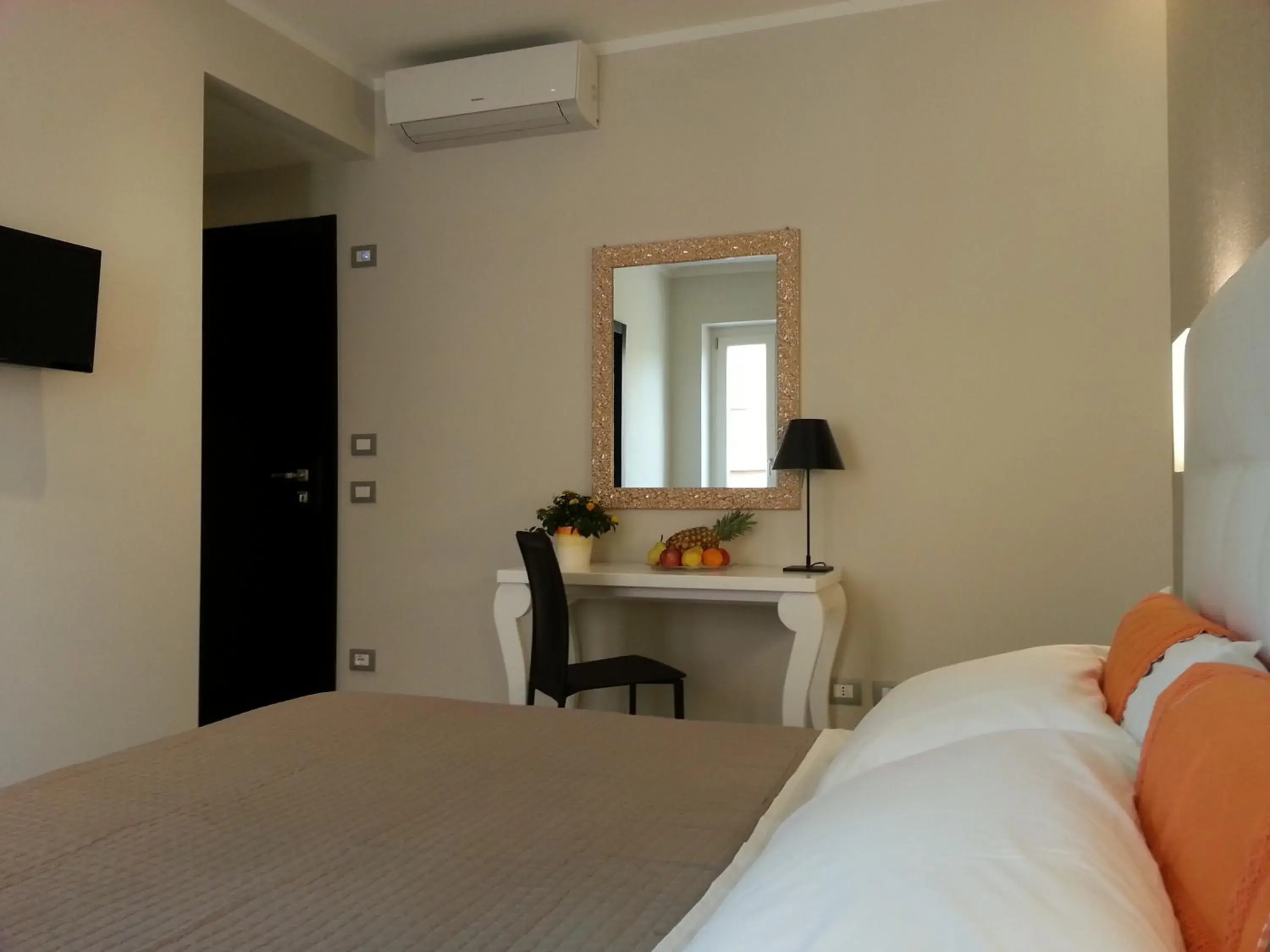 TV and multimedia, Bed in Gemini Suite TV and multimedia, Bed in Gemini Suite