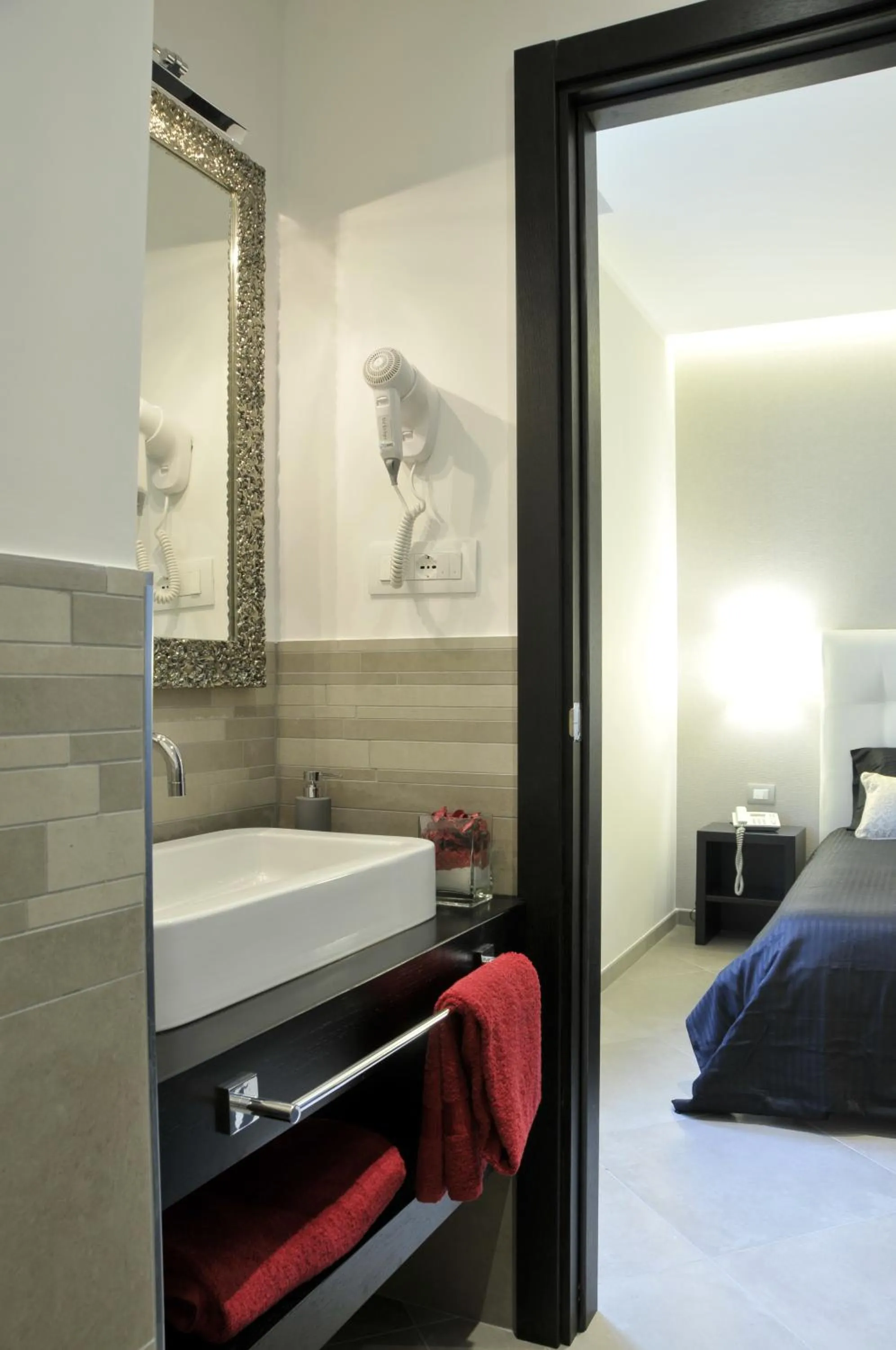 Bathroom, Bed in Gemini Suite