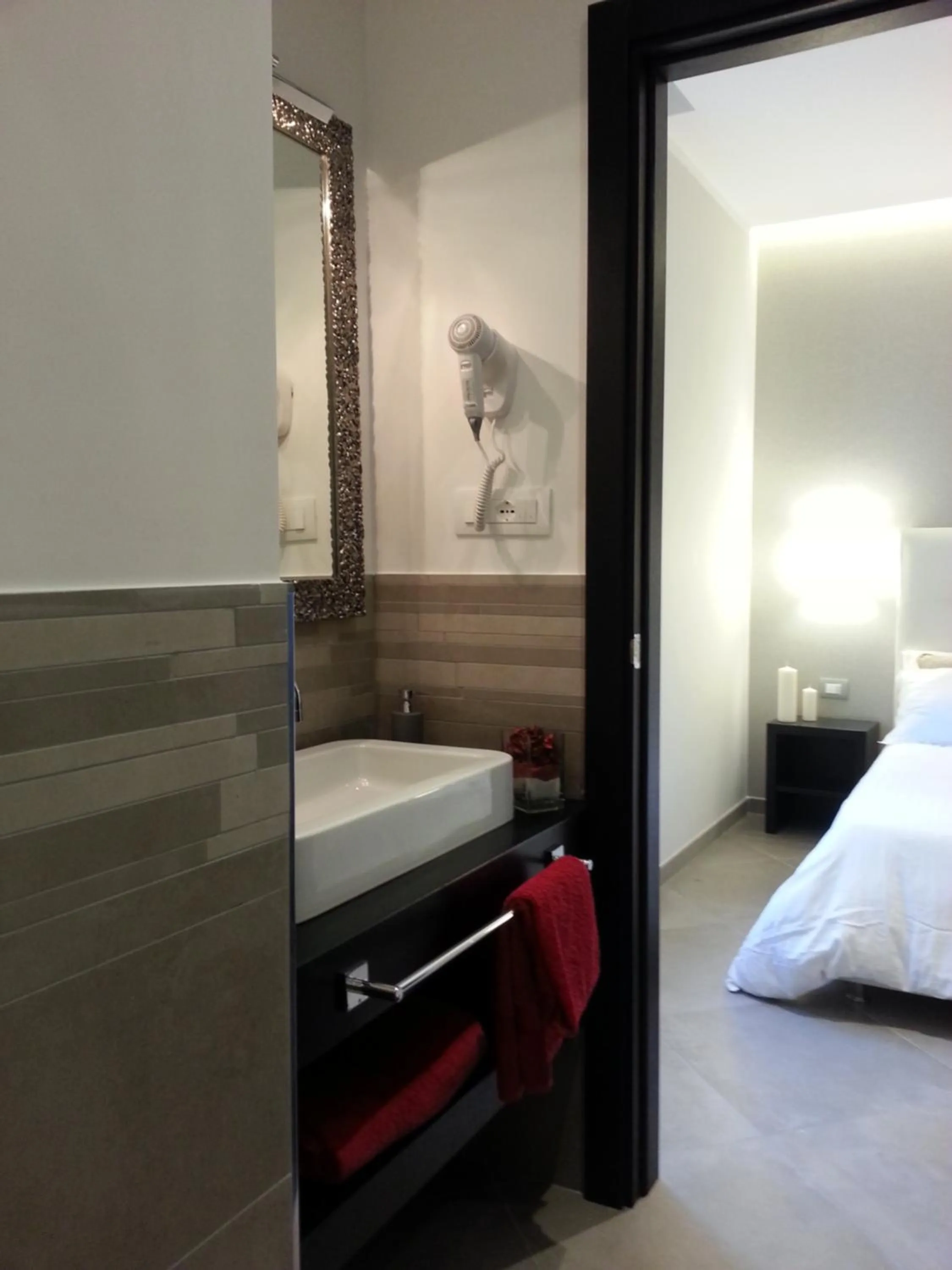 Bathroom, Bed in Gemini Suite