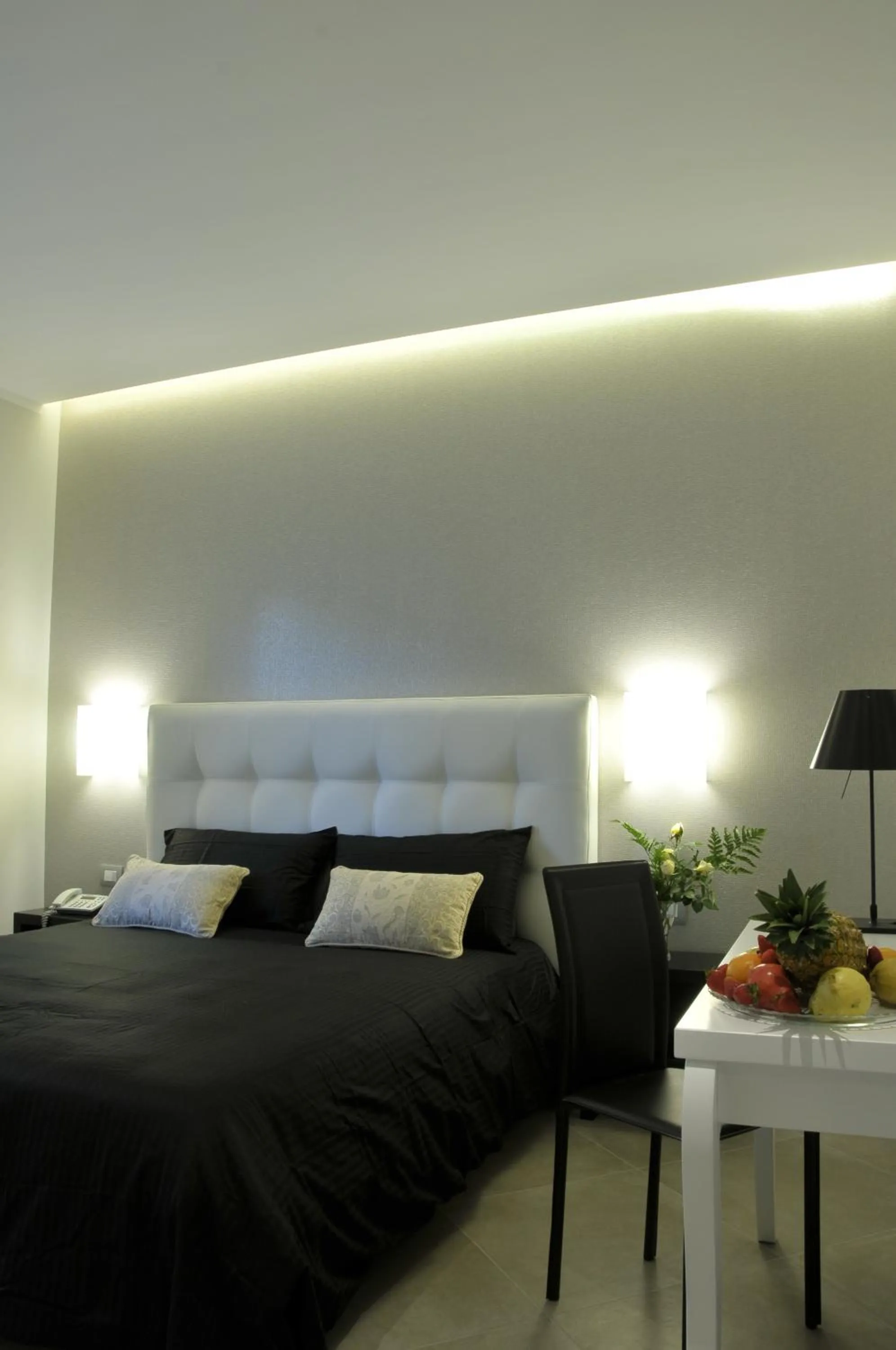 Bedroom, Bed in Gemini Suite