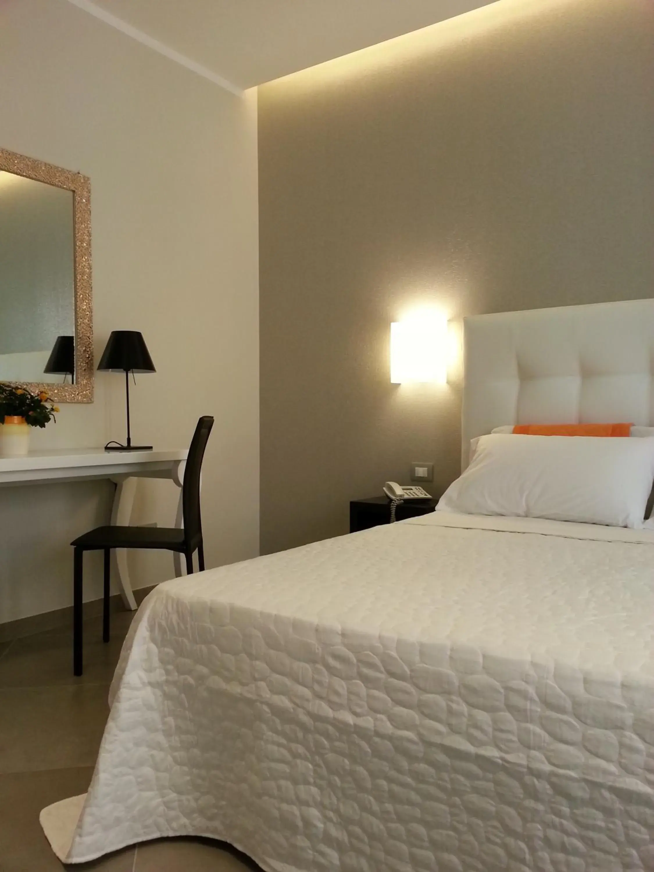 Night, Bed in Gemini Suite Night, Bed in Gemini Suite