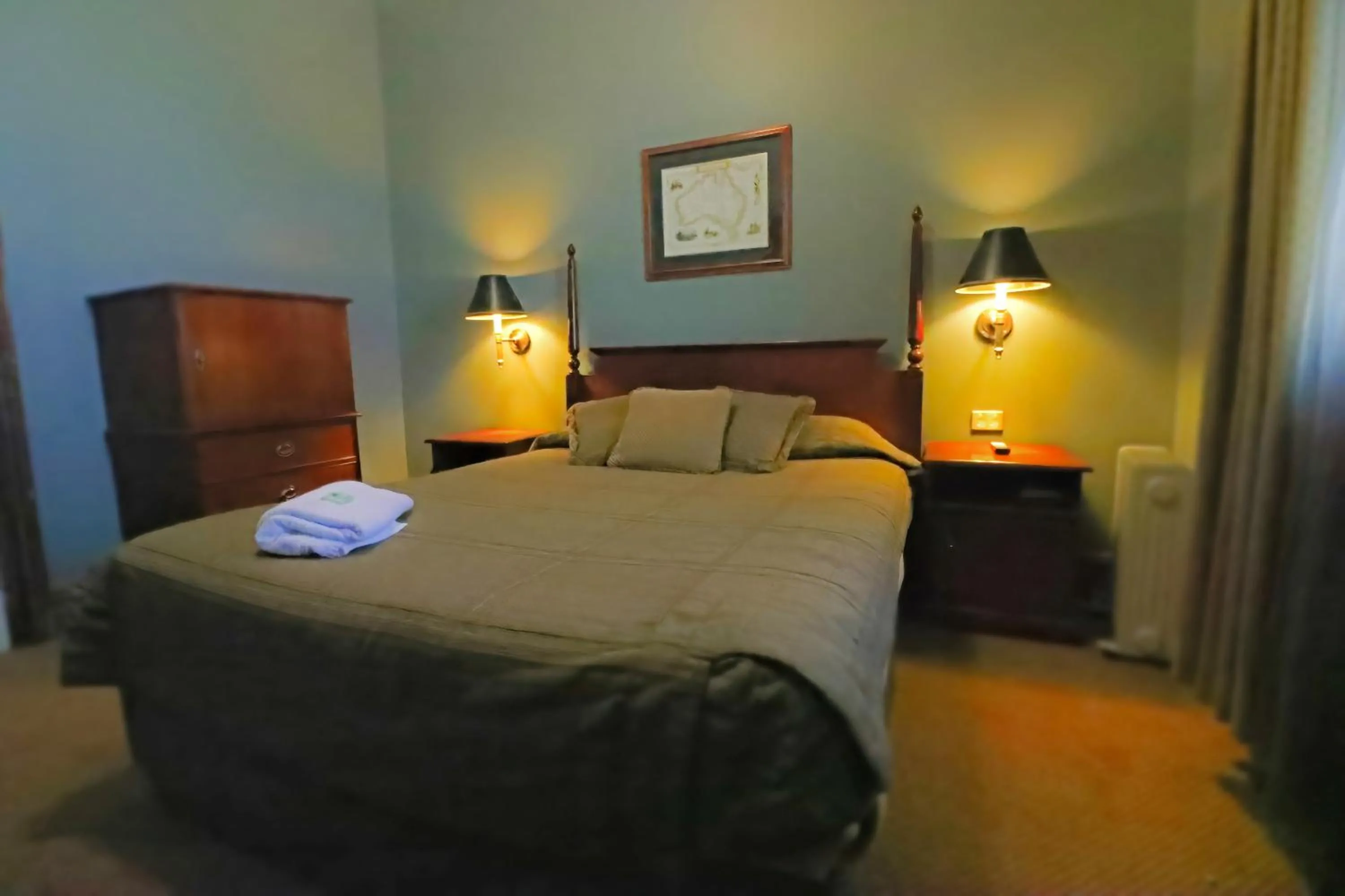 Queen Room in Royal Hotel Guyra