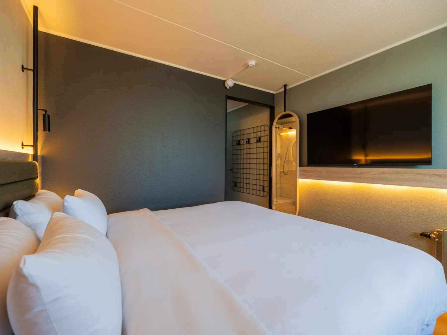 Photo of the whole room, Bed in Campanile Hotel & Restaurant Breda