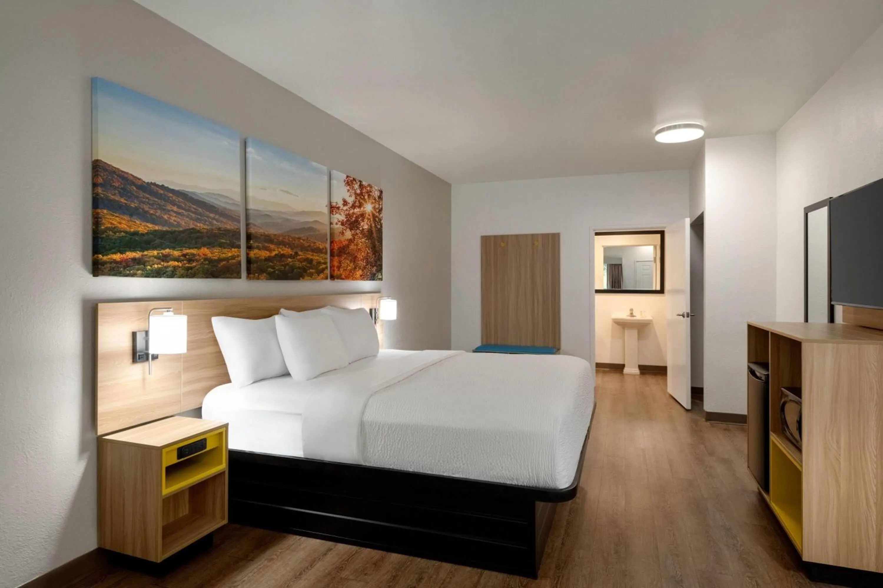 Photo of the whole room, Bed in Days Inn by Wyndham Lexington