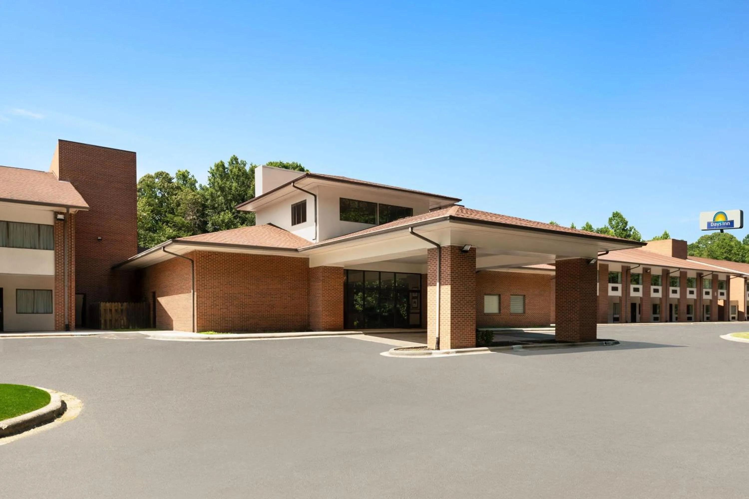 Property building in Days Inn by Wyndham Lexington