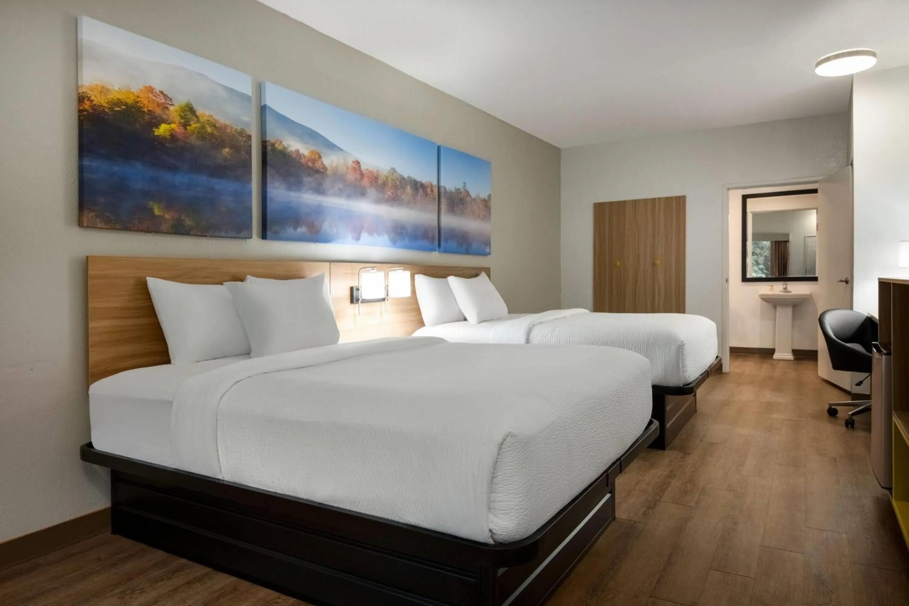 Photo of the whole room, Bed in Days Inn by Wyndham Lexington