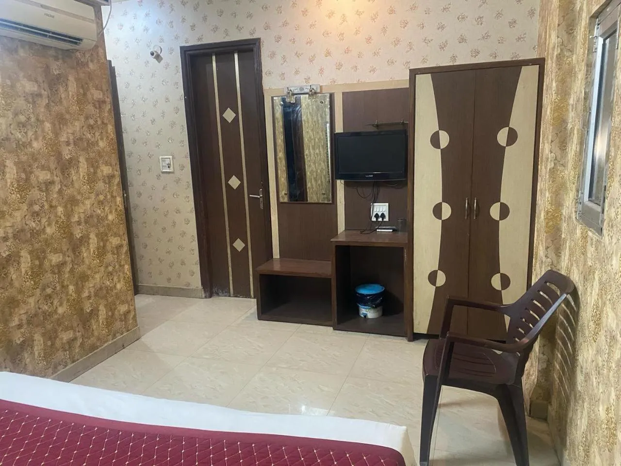 Communal lounge/ TV room, Bed in HOTEL ROBIN