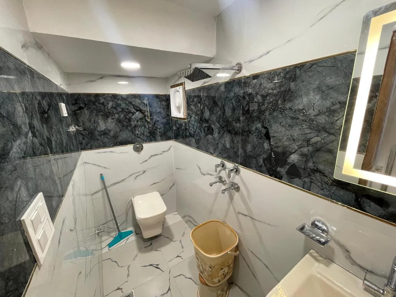 Shower in HOTEL ROBIN