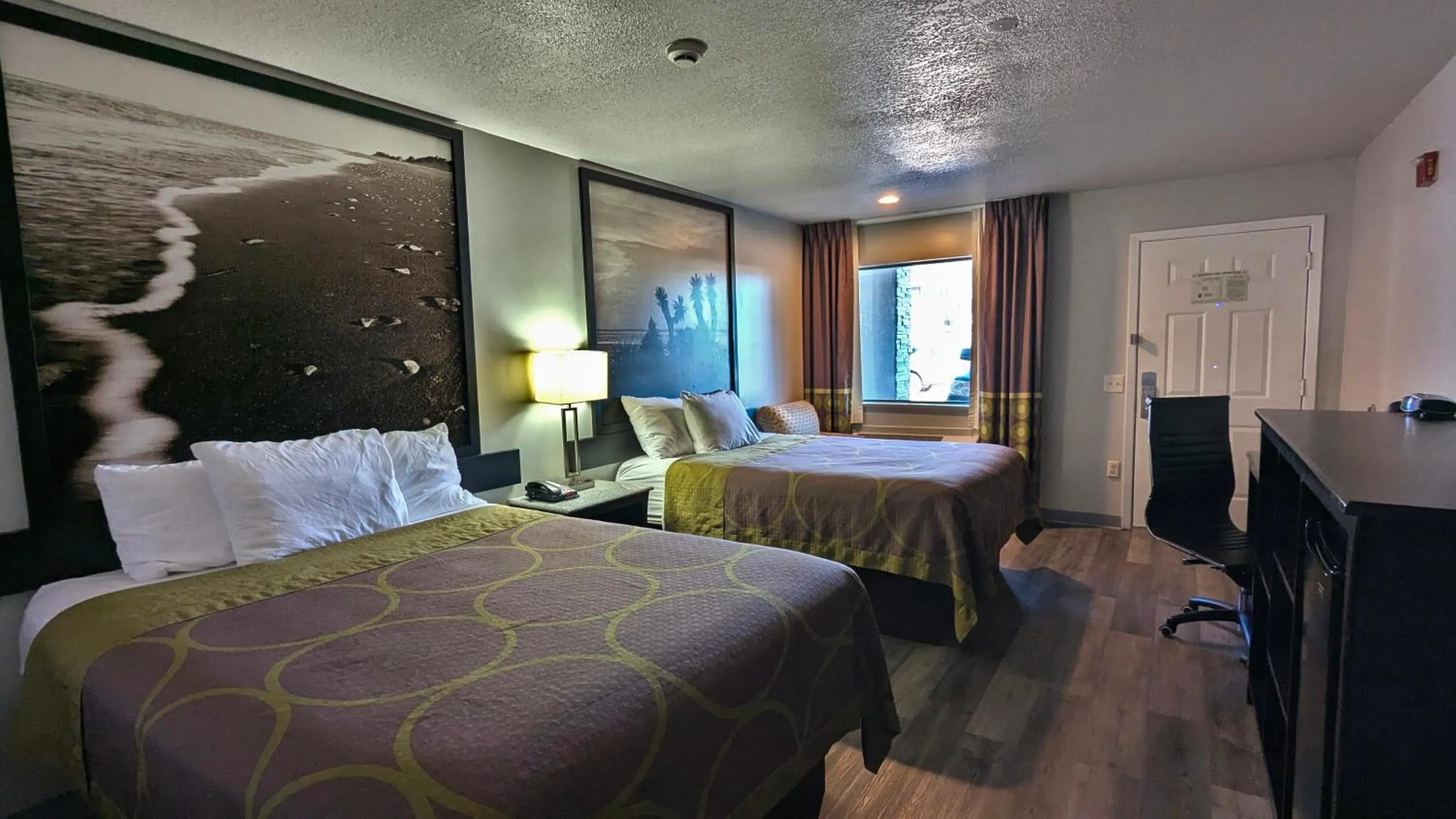 Bedroom in Super 8 by Wyndham Willowbrook Houston