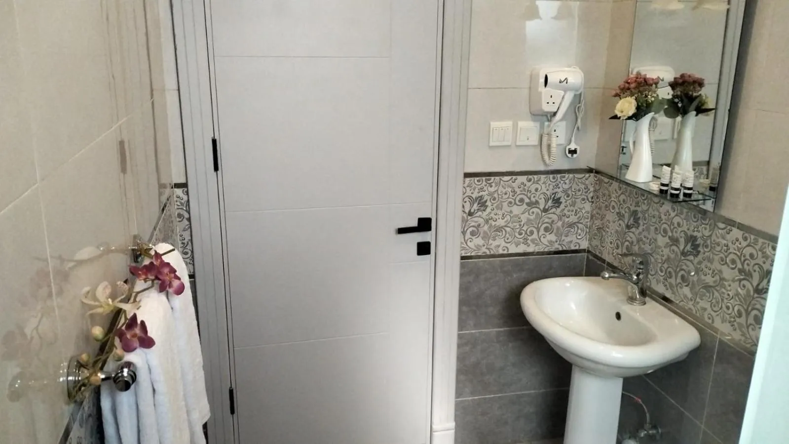 Bathroom in GOLDEN NEW UMU ALQURAA Hotel