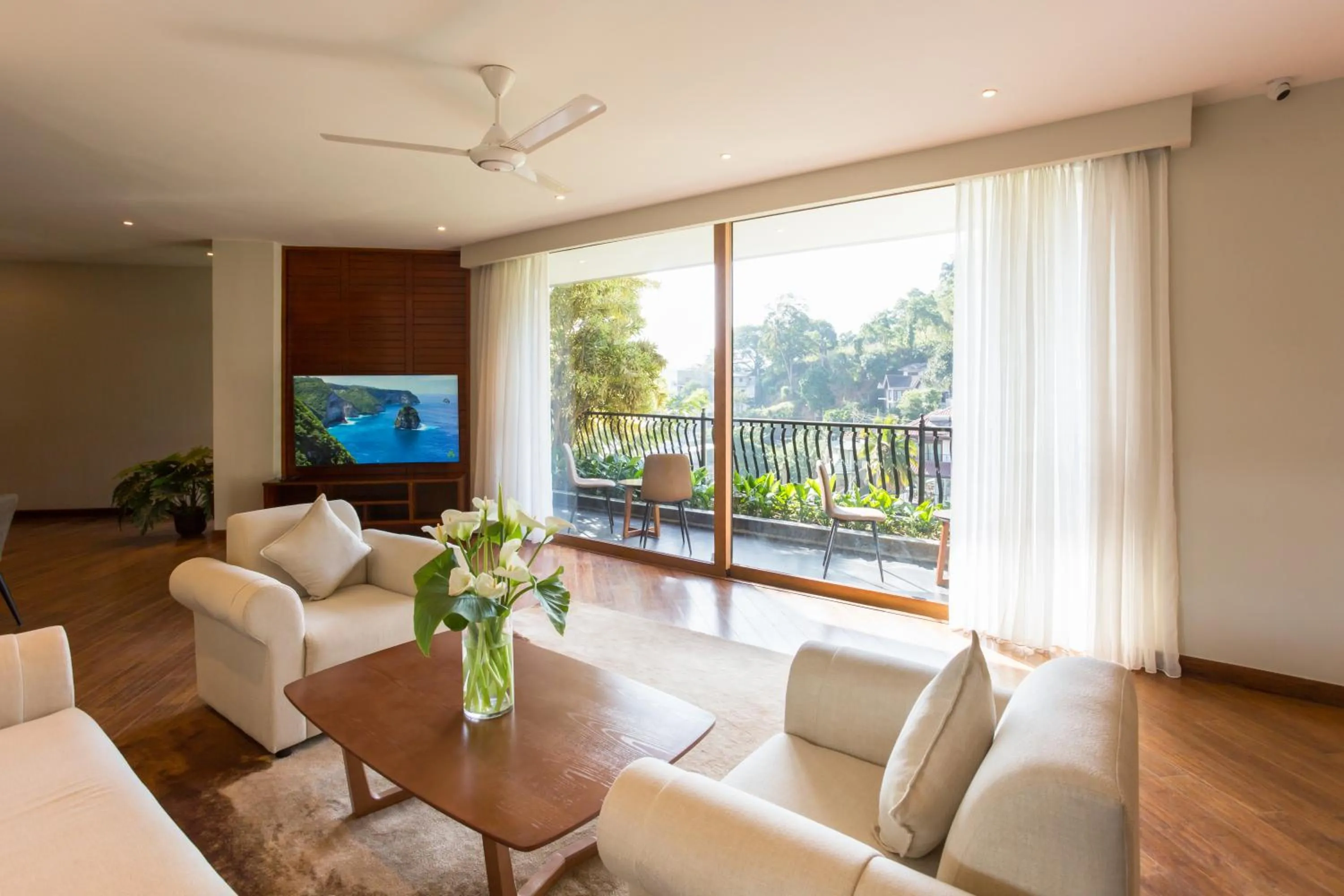 Communal lounge/ TV room in Serene Villa 38