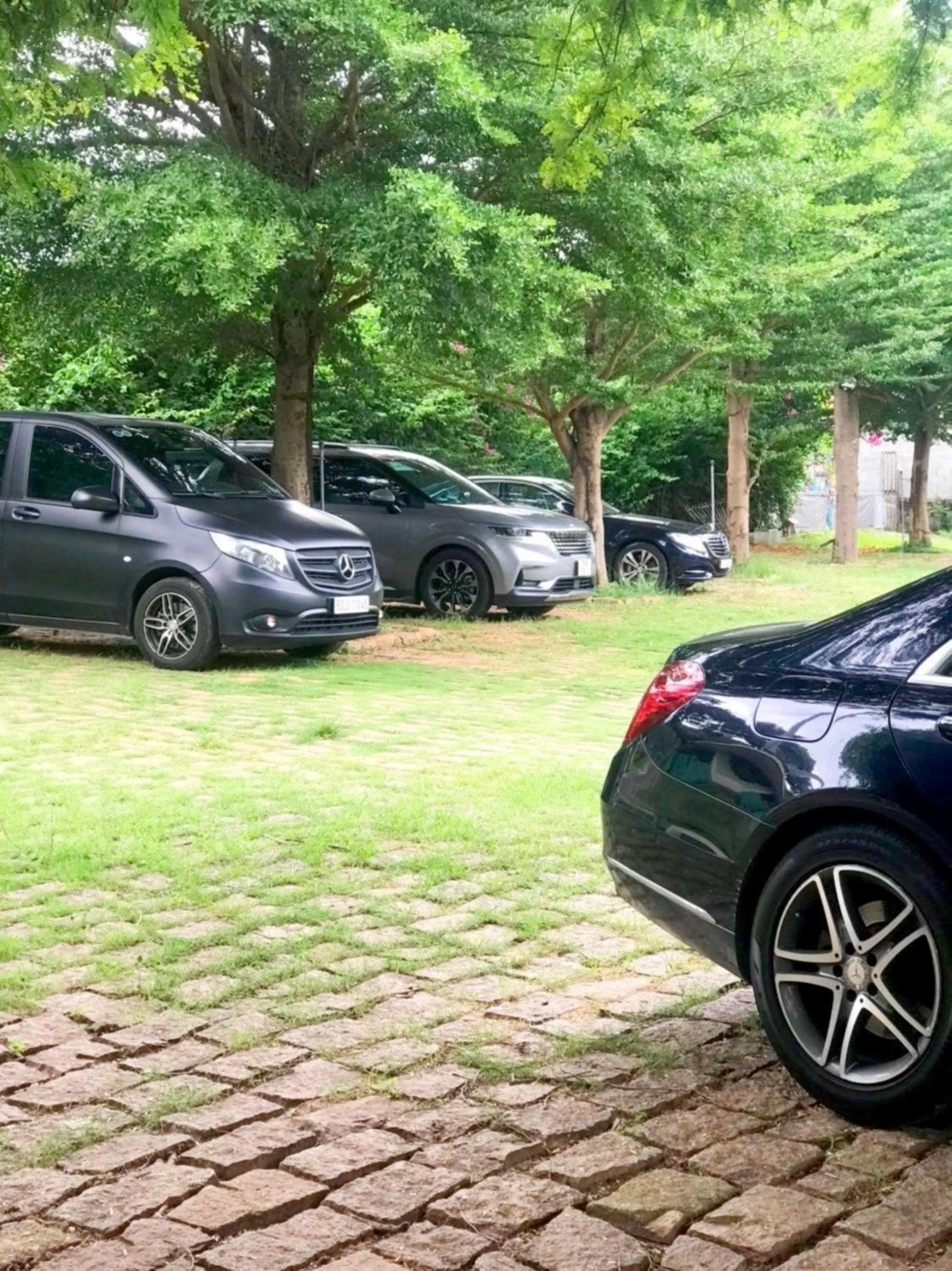 Parking in Me bungalow beach resort