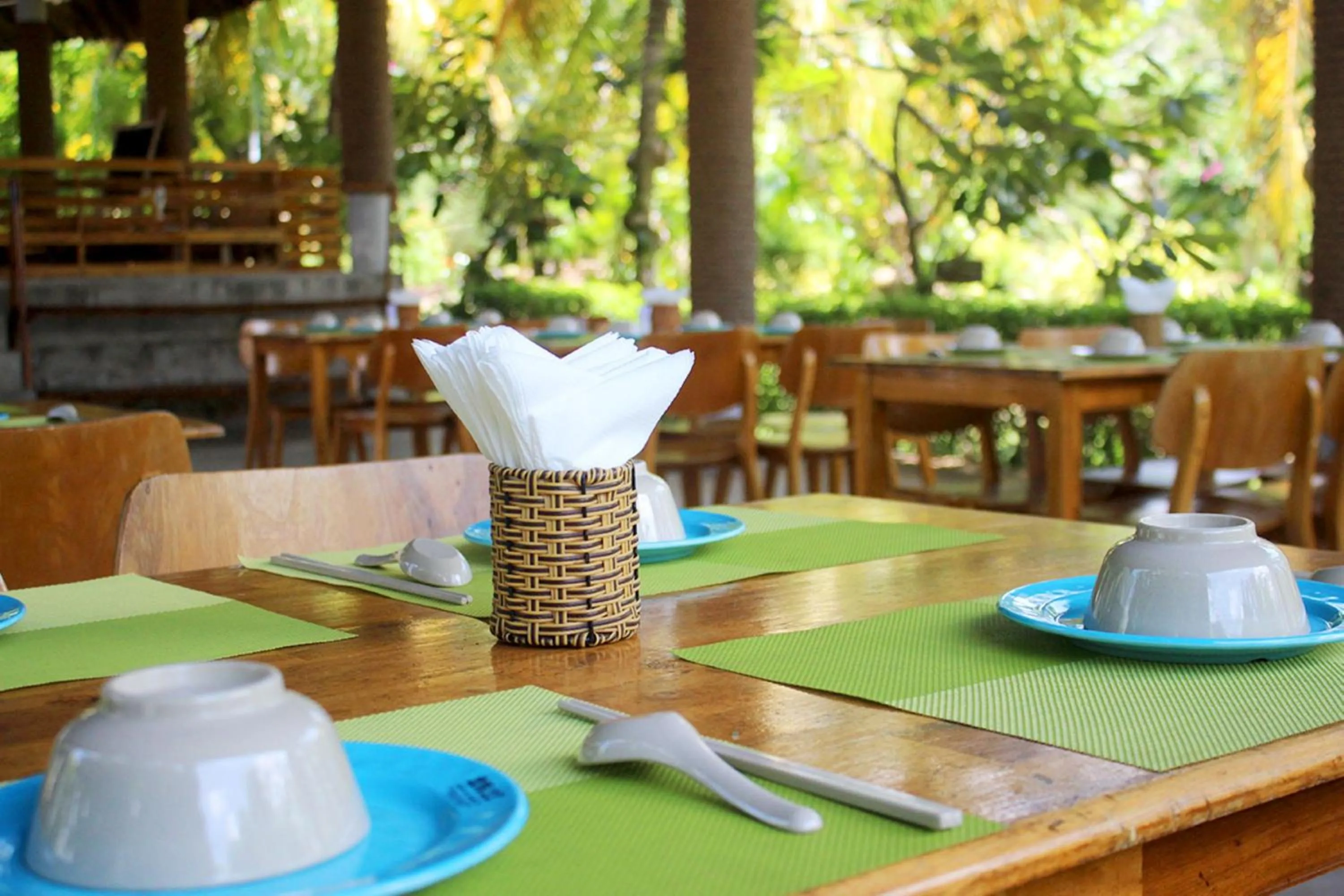 Restaurant/places to eat in Me bungalow beach resort