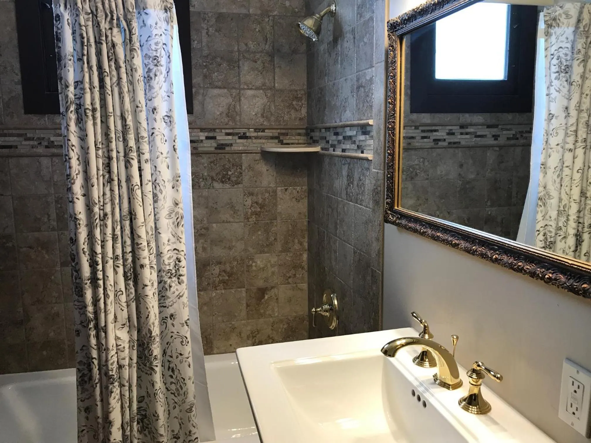 Bathroom in Riverside Hot Springs Inn & Spa - Adults Only