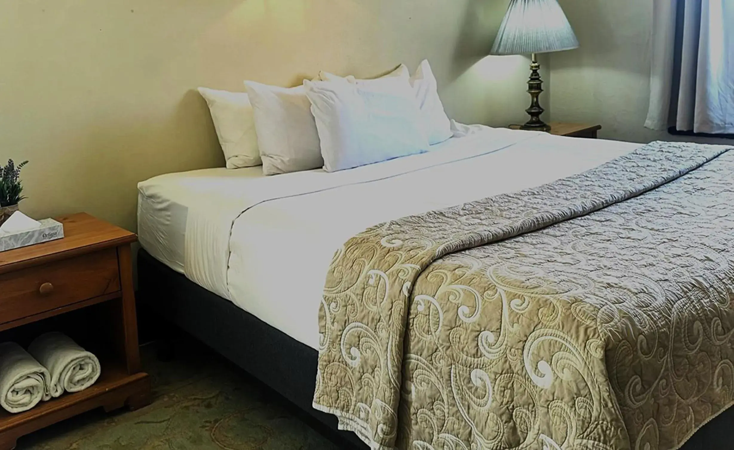 Bed in Riverside Hot Springs Inn & Spa - Adults Only Bed in Riverside Hot Springs Inn & Spa - Adults Only