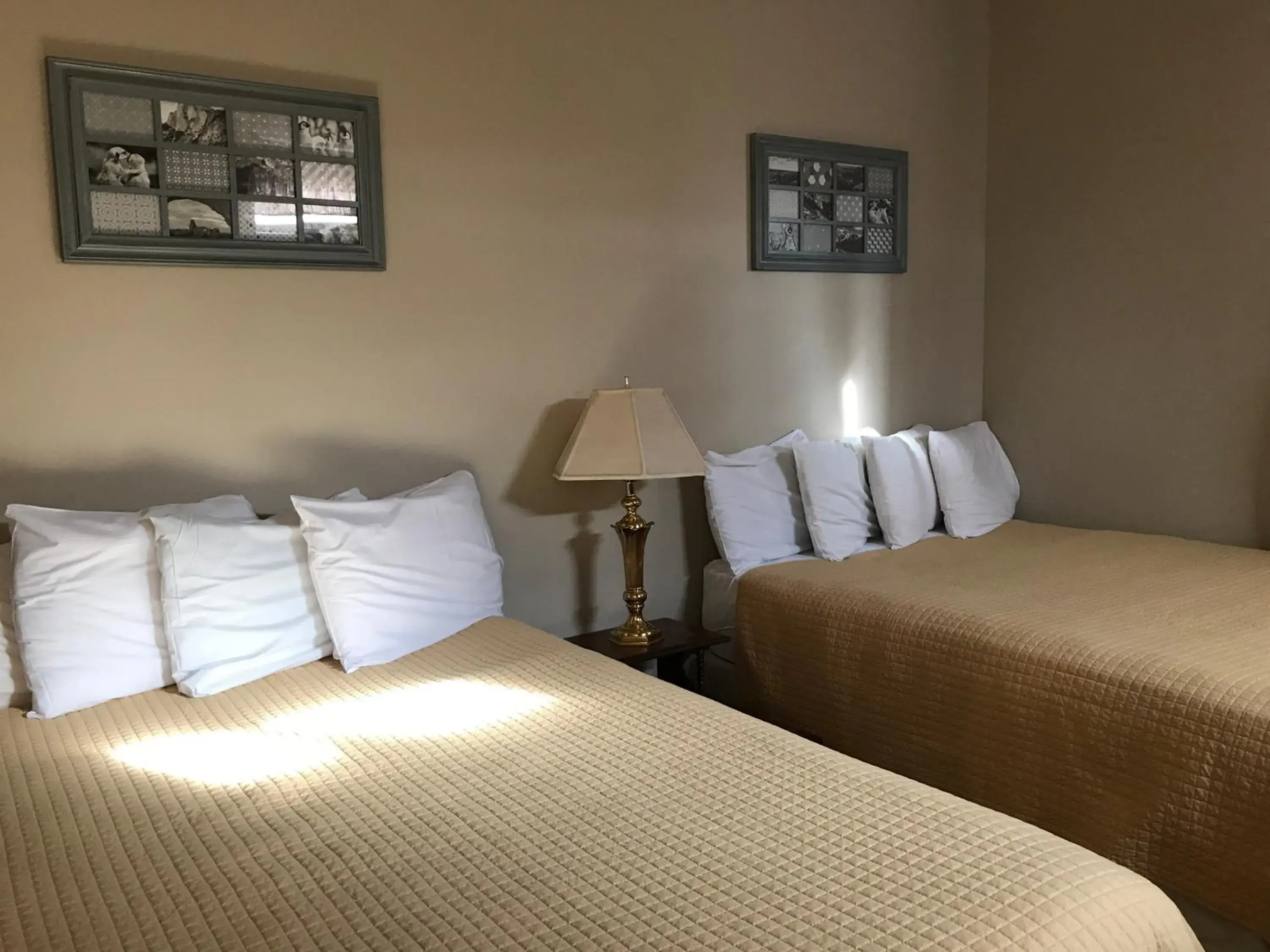 Queen Room with Two Queen Beds in Riverside Hot Springs Inn & Spa - Adults Only Queen Room with Two Queen Beds in Riverside Hot Springs Inn & Spa - Adults Only